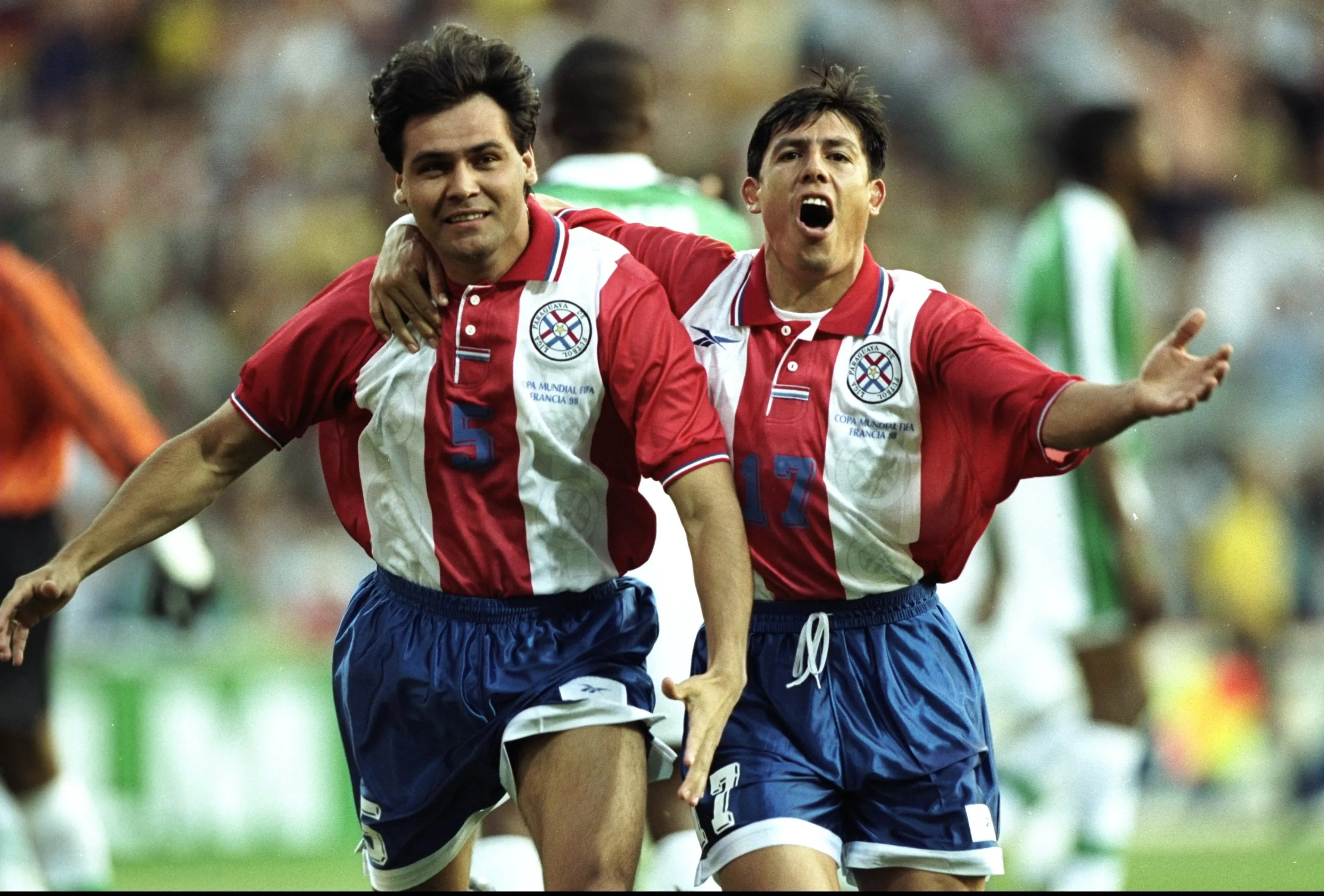 Hugo Brizuela celebrando con Celso Ayala en el partido ante Nigeria en Francia 1998. Foto: Ben Radford /Allsport