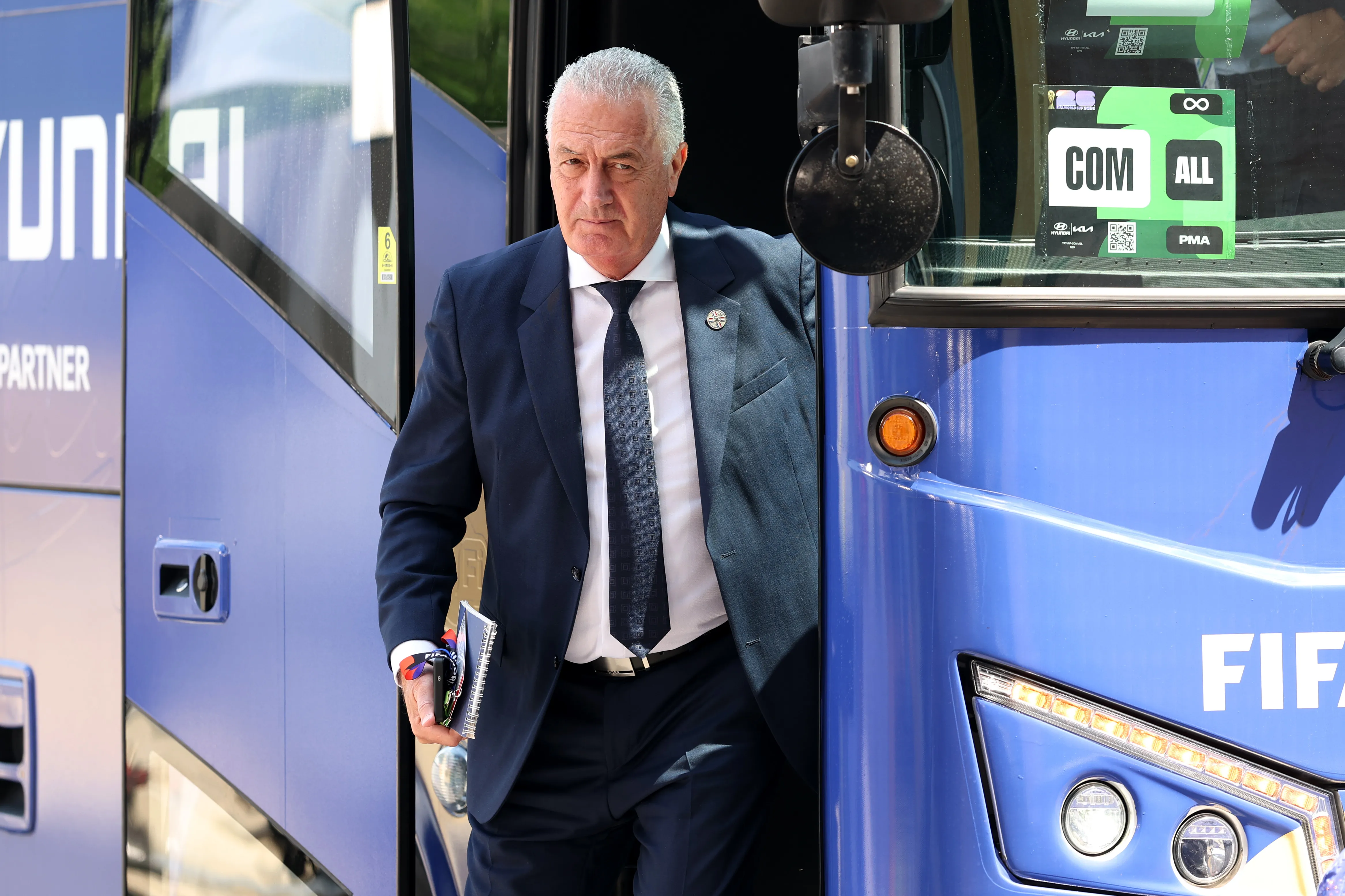 Gustavo Alfaro alista el bus paraguayo ante Francia. (Photo by Alexander Hassenstein/Getty Images)