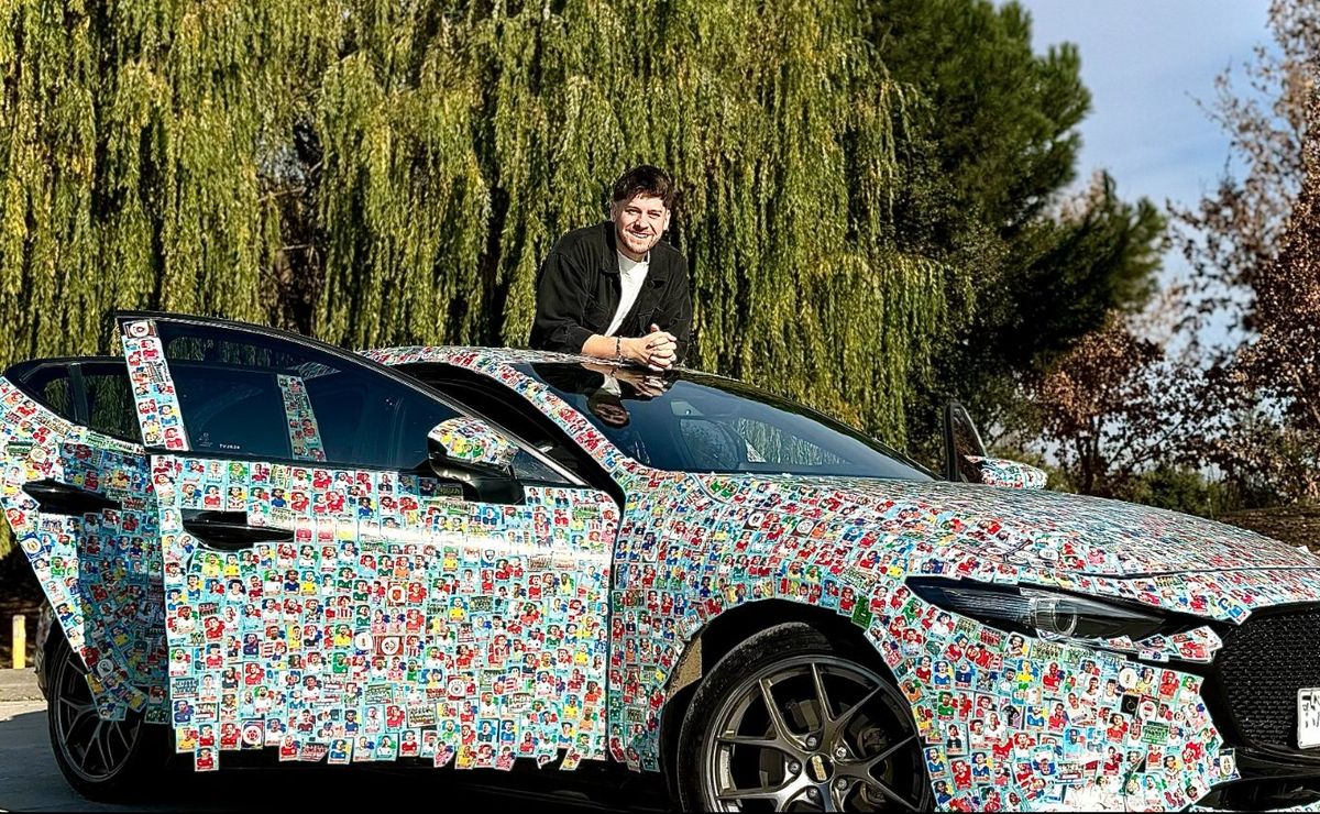 Ex Yingo convirtió su auto en un álbum del Mundial pegando más de 10 mil láminas para completarlo