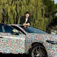 Ex Yingo pegó +10 mil láminas del Mundial en su auto