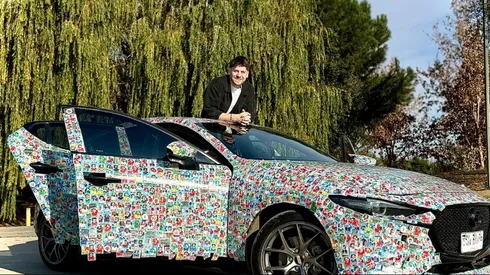 Pegó más de 10.000 láminas en su Mazda 3.