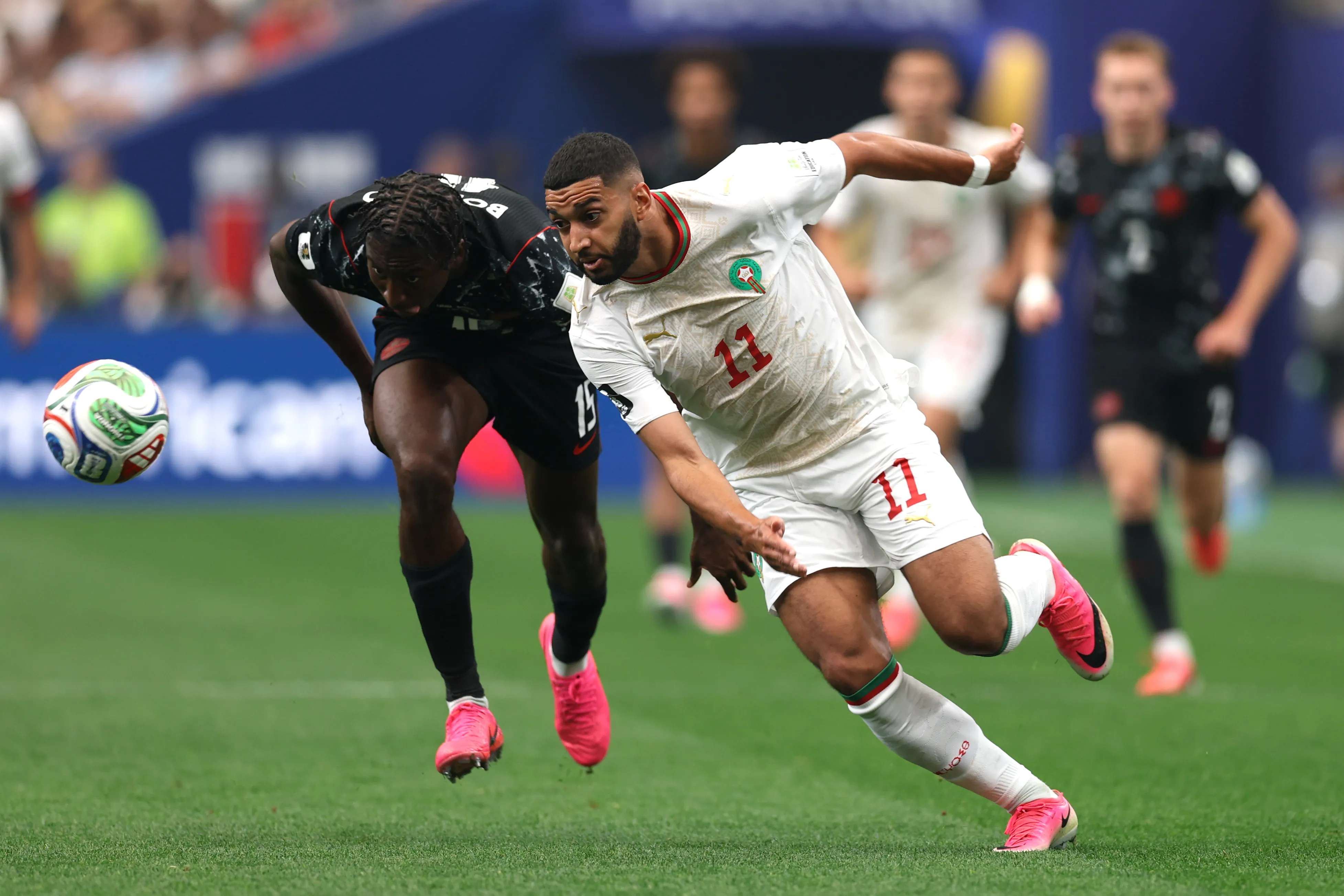 Ismael Saibari encara a Moise Bombito en lo poco que alcanzó a jugar frente a Canadá. (Molly Darlington/Getty Images).