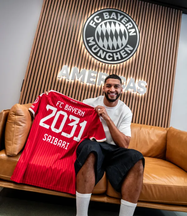 Ismael Saibari en su presentación por el Bayern Múnich. (Foto: @FCBayernES).