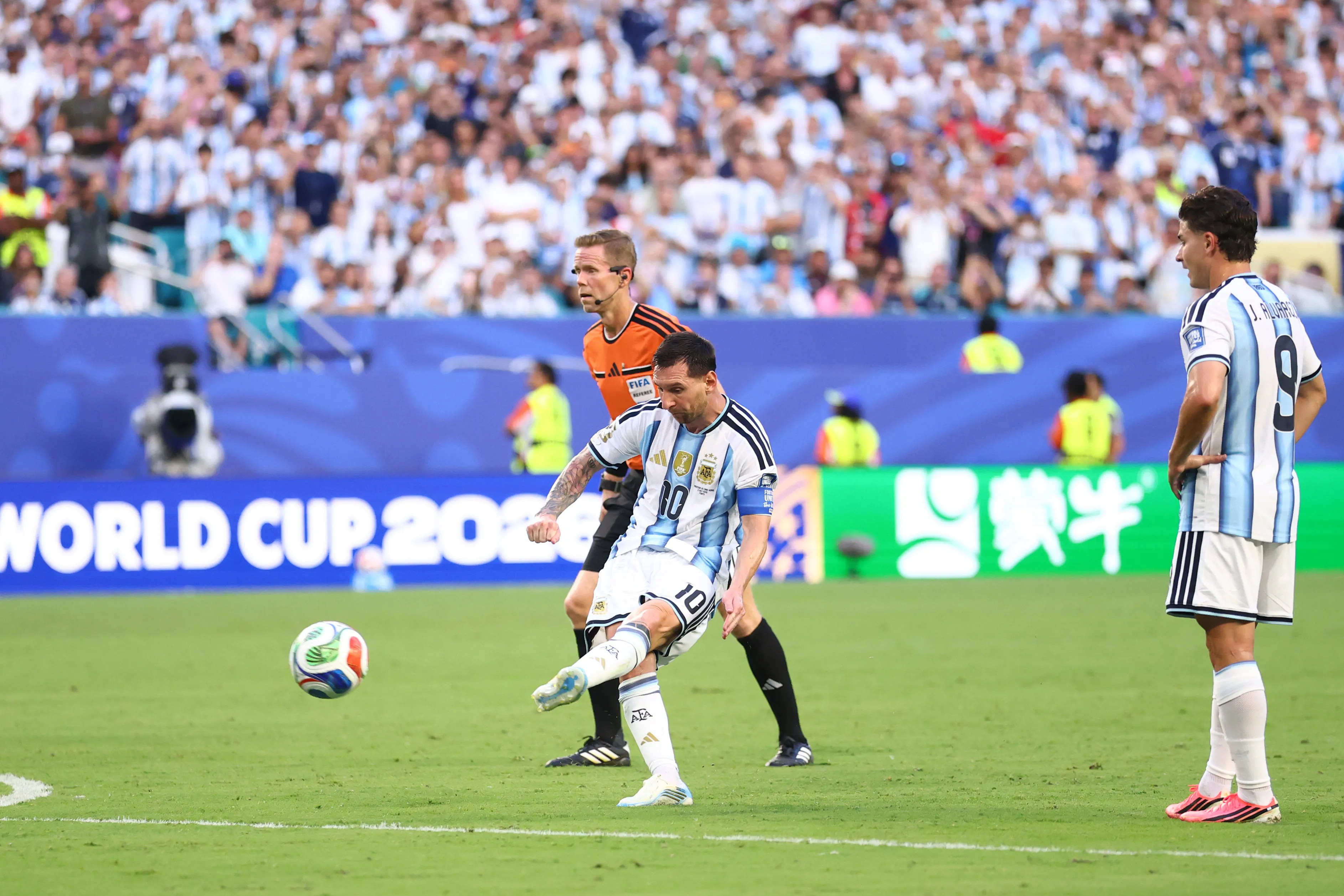 Lionel Messi le ordenó al árbitro pitar cuando Cabo Verde estaba ordenando su barrera en el Mundial 2026. Foto: Getty Images.