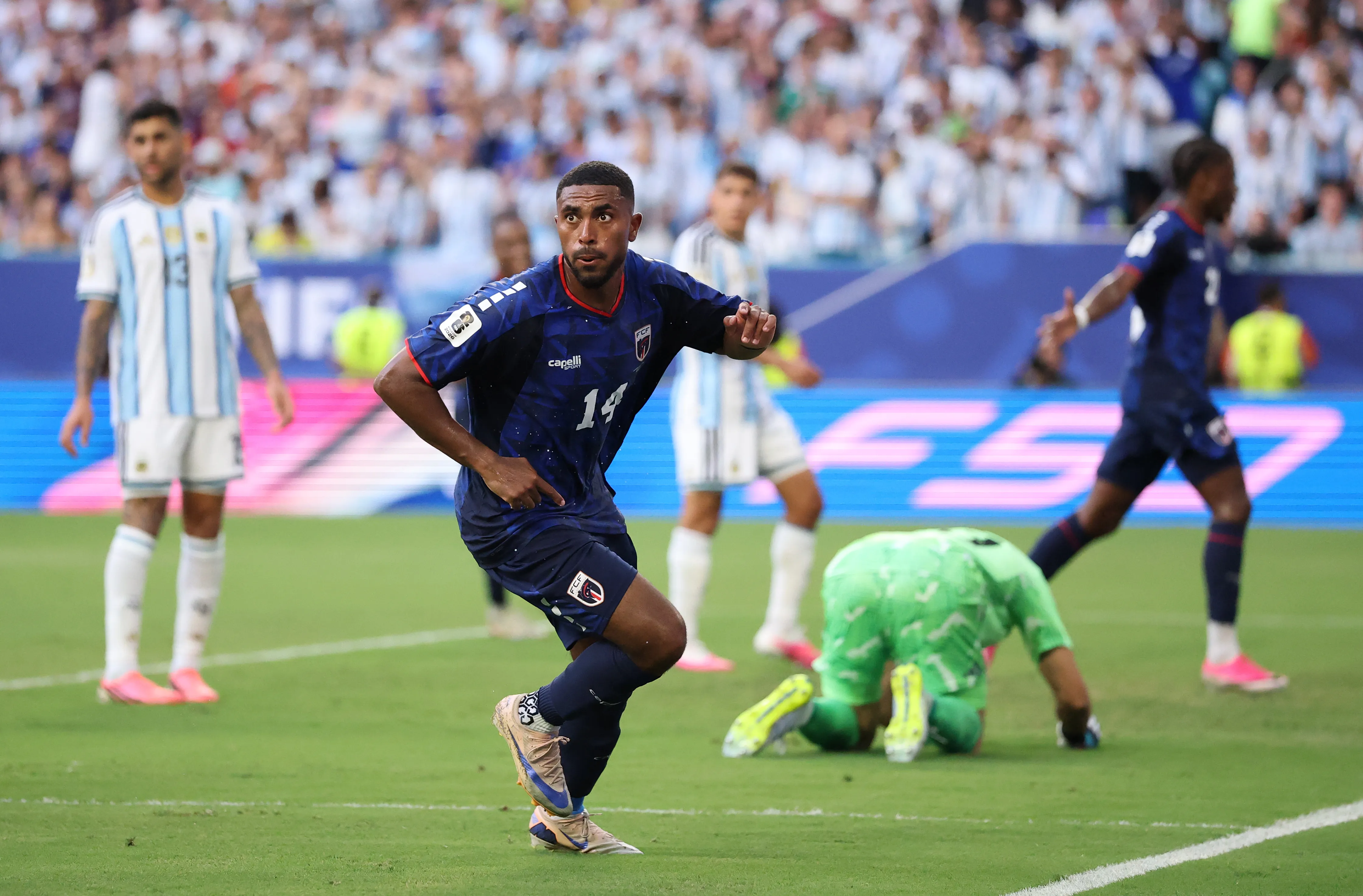 Deroy Duarte festeja el 1-1 transitorio entre Cabo Verde y Argentina. (Michael Reaves/Getty Images).