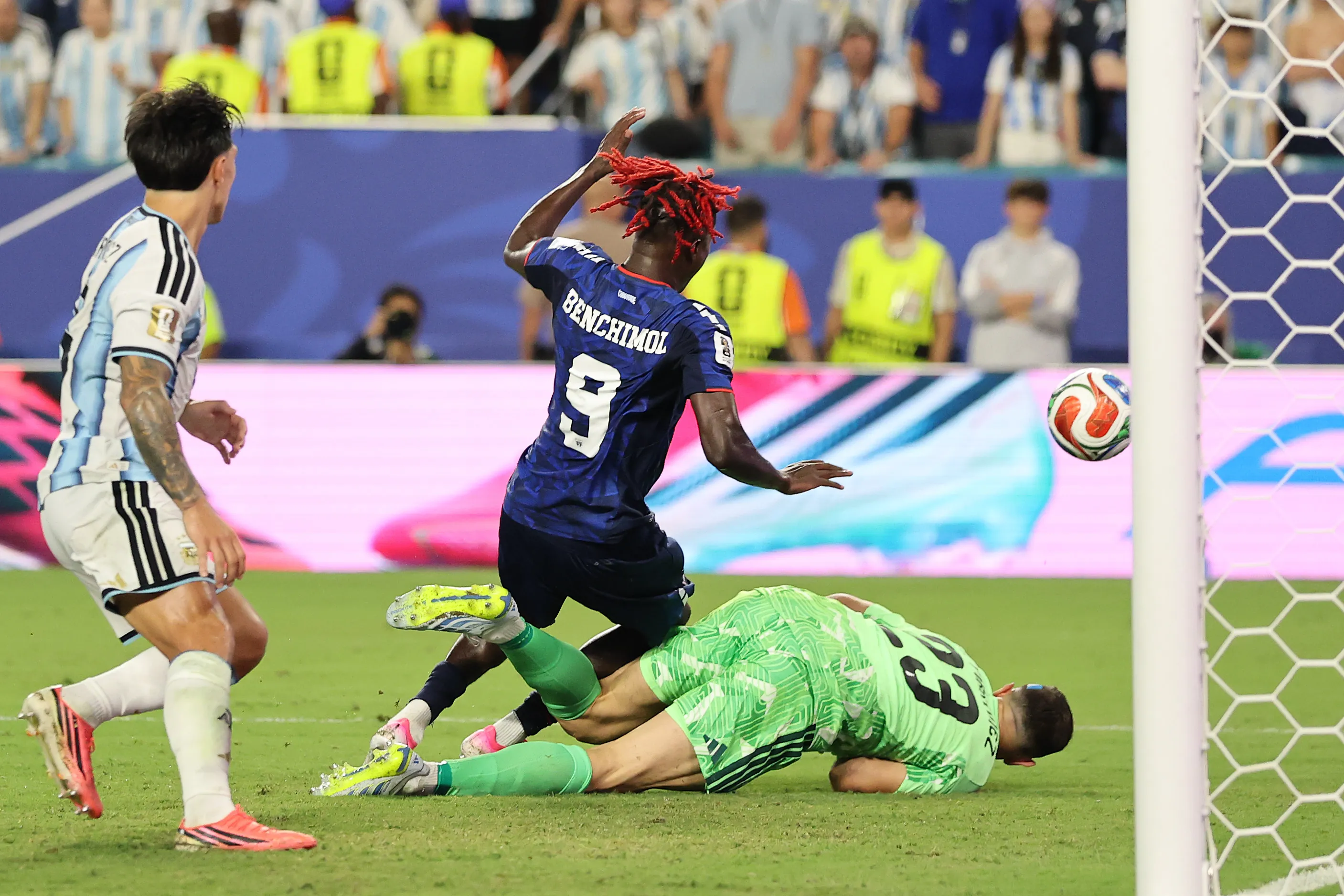 El achique de Dibu Martínez ante Benchimol. (Michael Reaves/Getty Images).