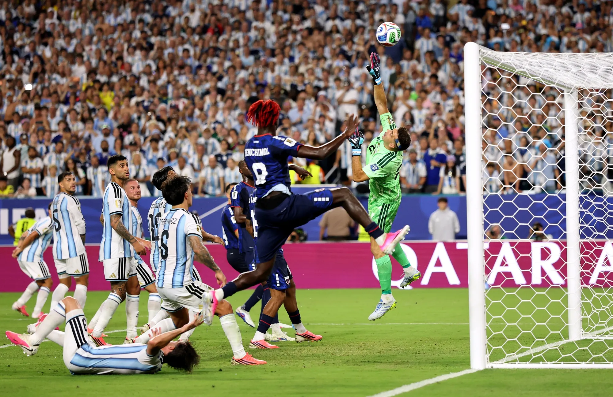 La sensacional tapada de Dibu Martínez al tiro libre de Sidny Lopes Cabral. (Michael Reaves/Getty Images).