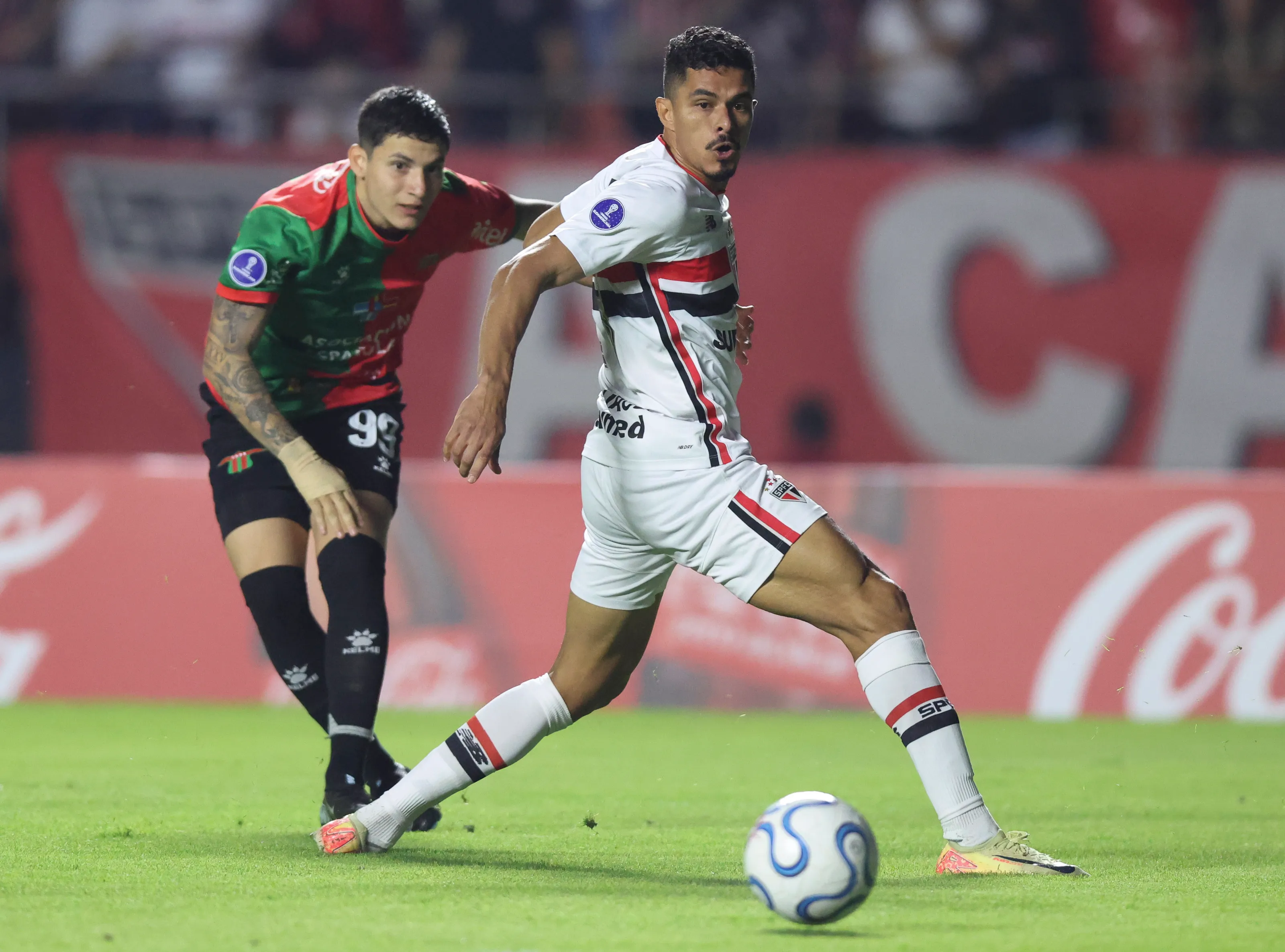 Gonzalo Reyna en acción ante Sao Paulo por la Copa Sudamericana 2026. (Alexandre Schneider/Getty Images).