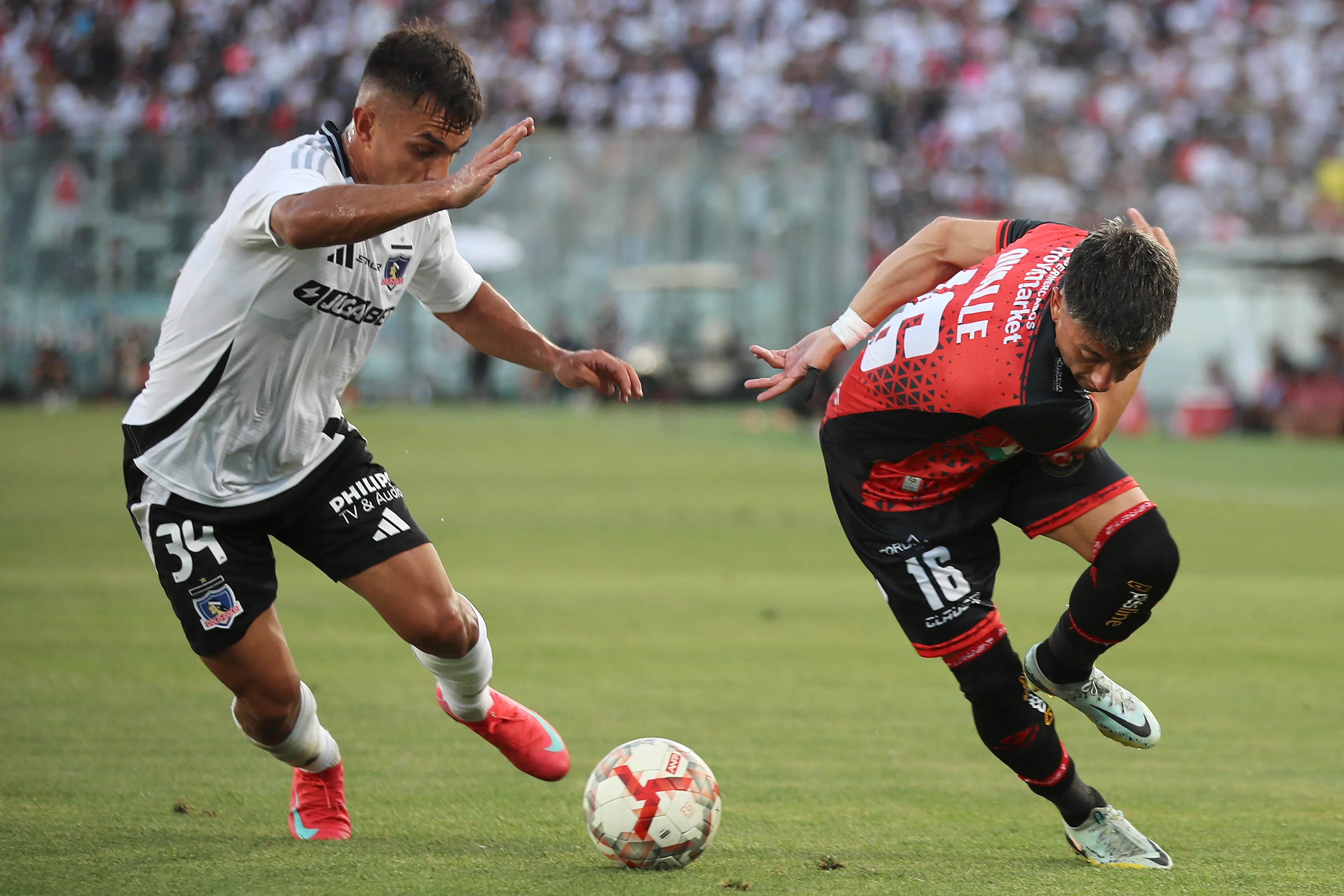Josué Ovalle enfrenta a Vicente Pizarro en un partido entre Limache y Colo Colo. (Felipe Zanca/Photosport).