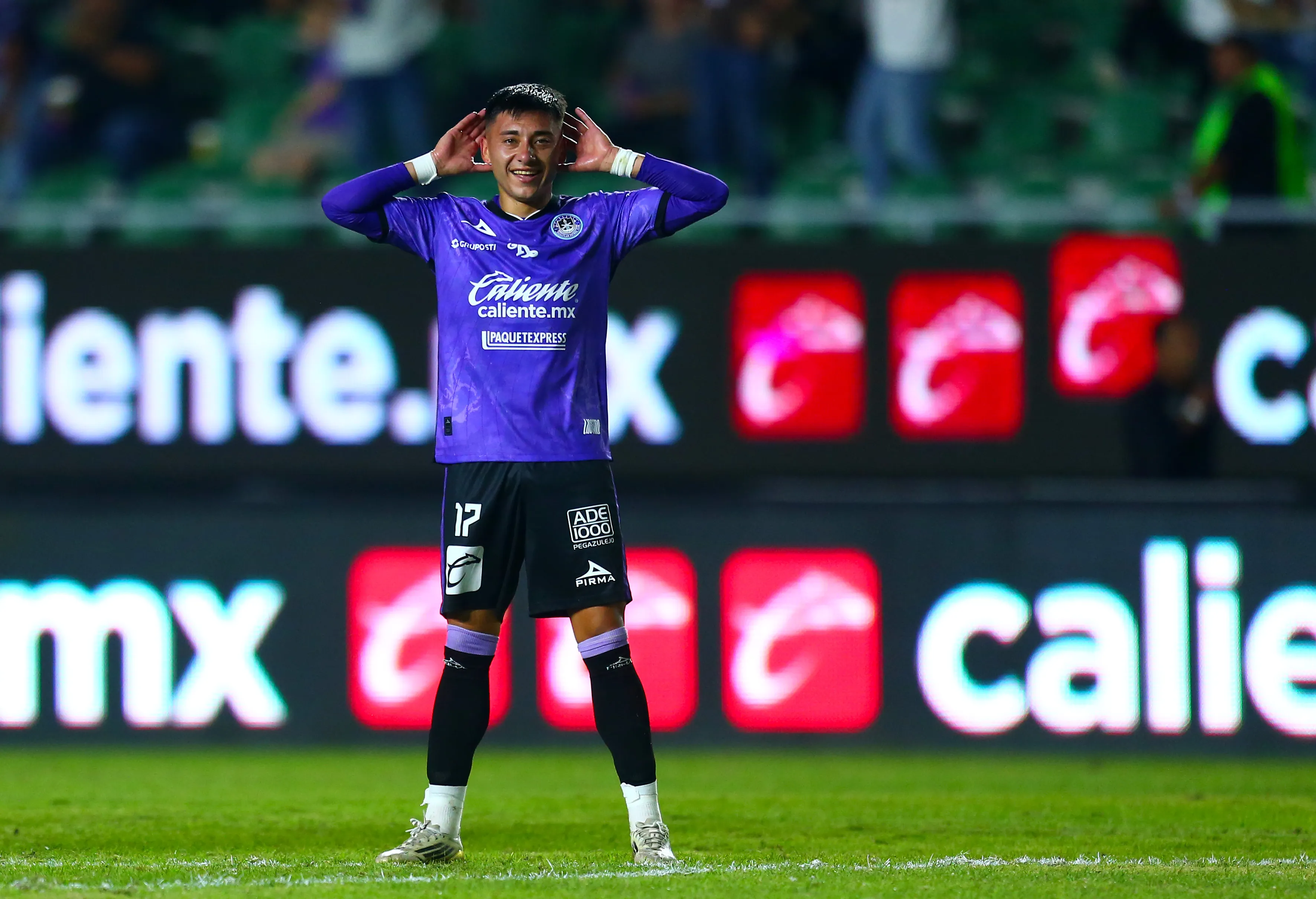 Josué Ovalle celebra uno de los tantos que anotó en el Mazatlán mexicano. (Sergio Mejia/Getty Images).