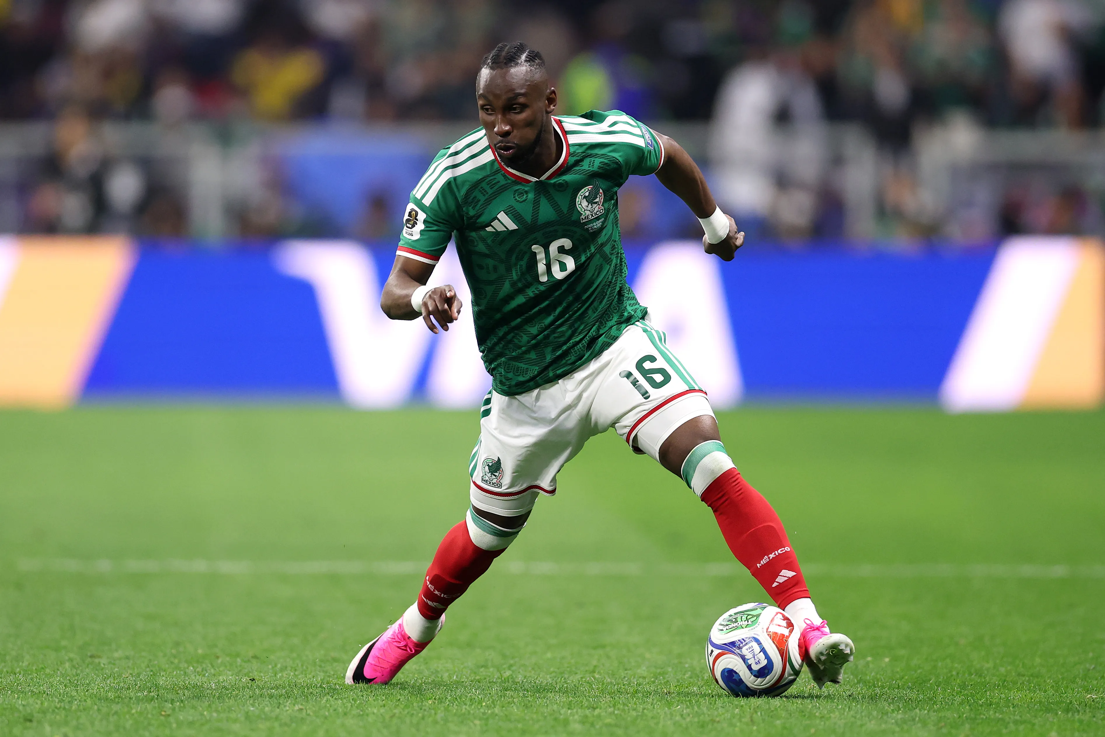 Julián Quiñones en acción ante Ecuador, partido en el que fue figura. (Luke Hales/Getty Images).