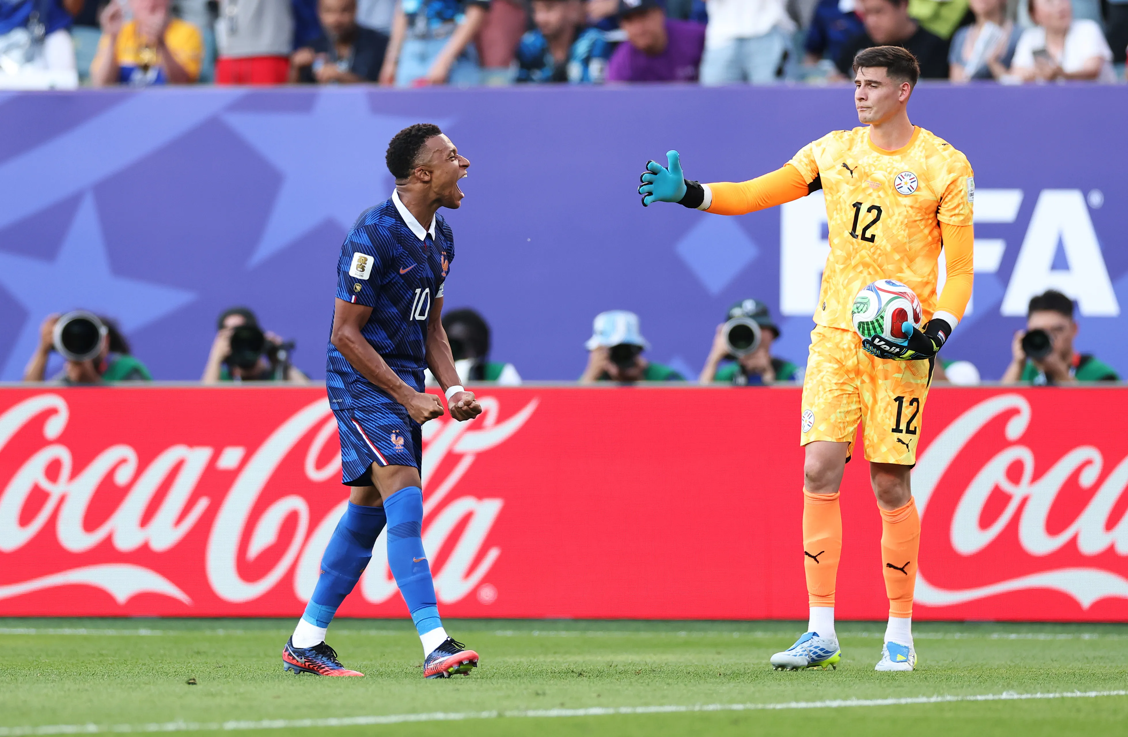 El festejo de Mbappé ante el espigado meta que milita en San Lorenzo de Almagro de Argentina. (Dan Mullan/Getty Images).