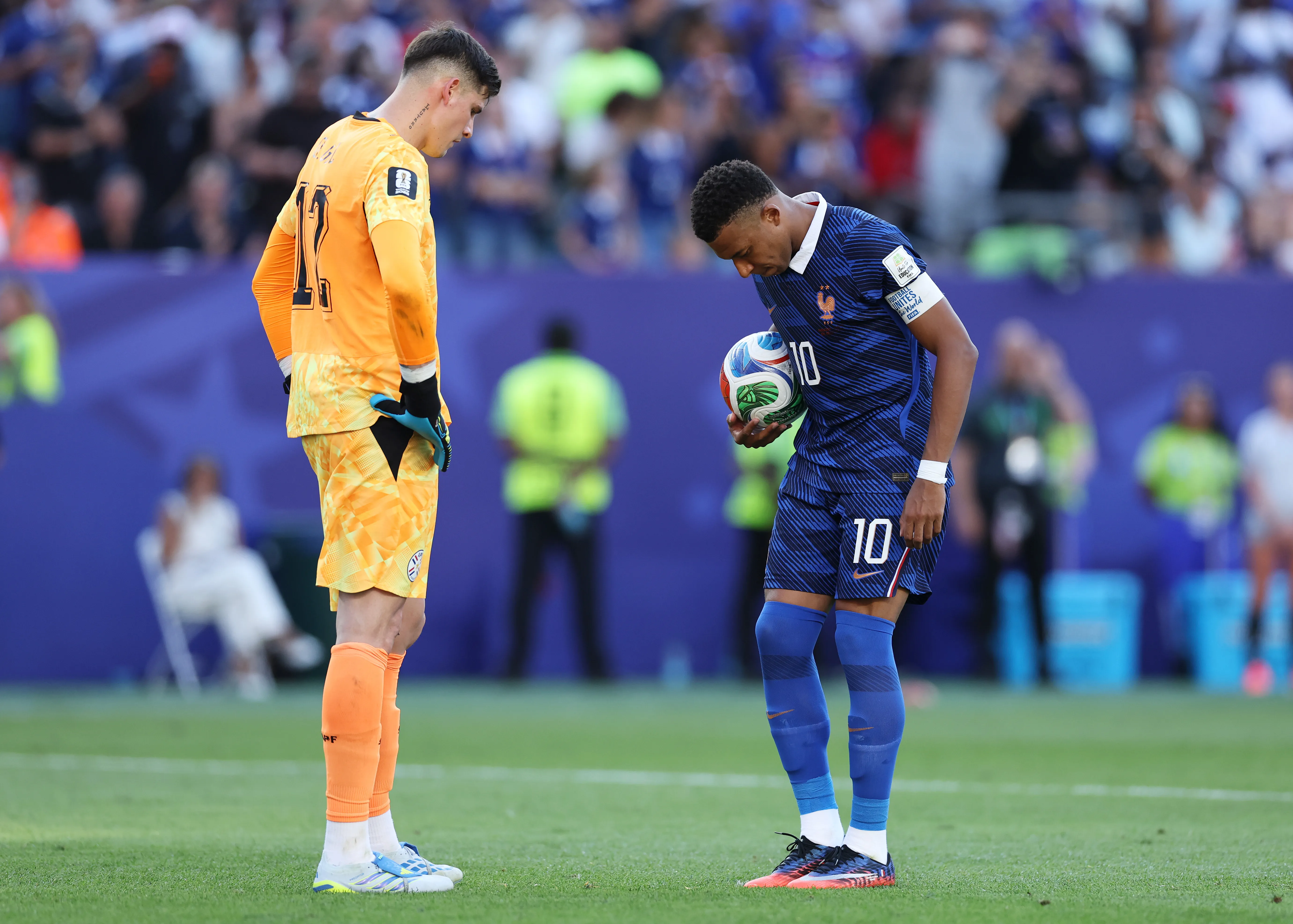 Otro ángulo del momento previo al penal que Mbappé le anotó a Paraguay. (Buda Mendes/Getty Images).