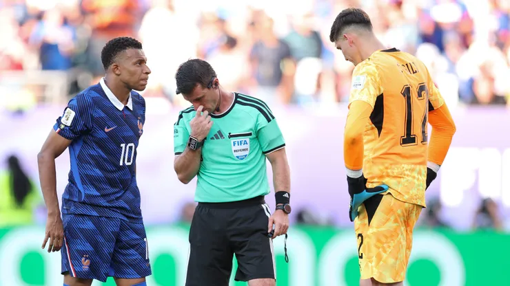 Mbappé y Gill tuvieron una definición frente a frente y ganó el galo.