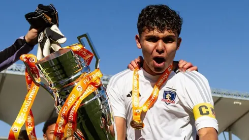 Tomás Córdova con la copa de campeón de la Sub 15
