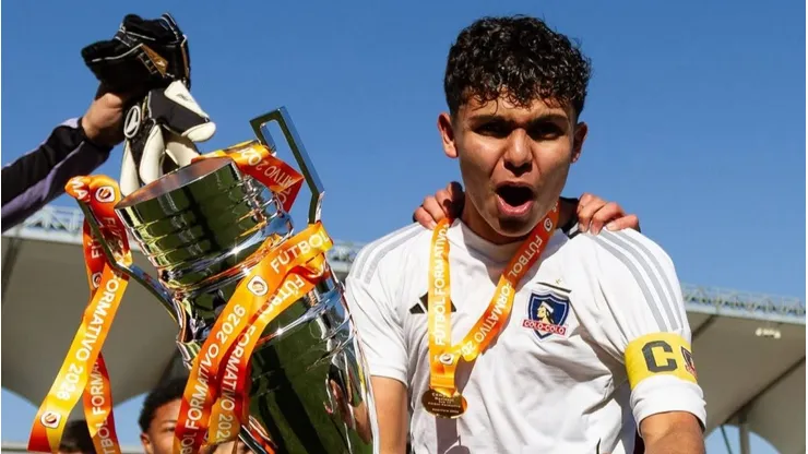 Tomás Córdova con la copa de campeón de la Sub 15