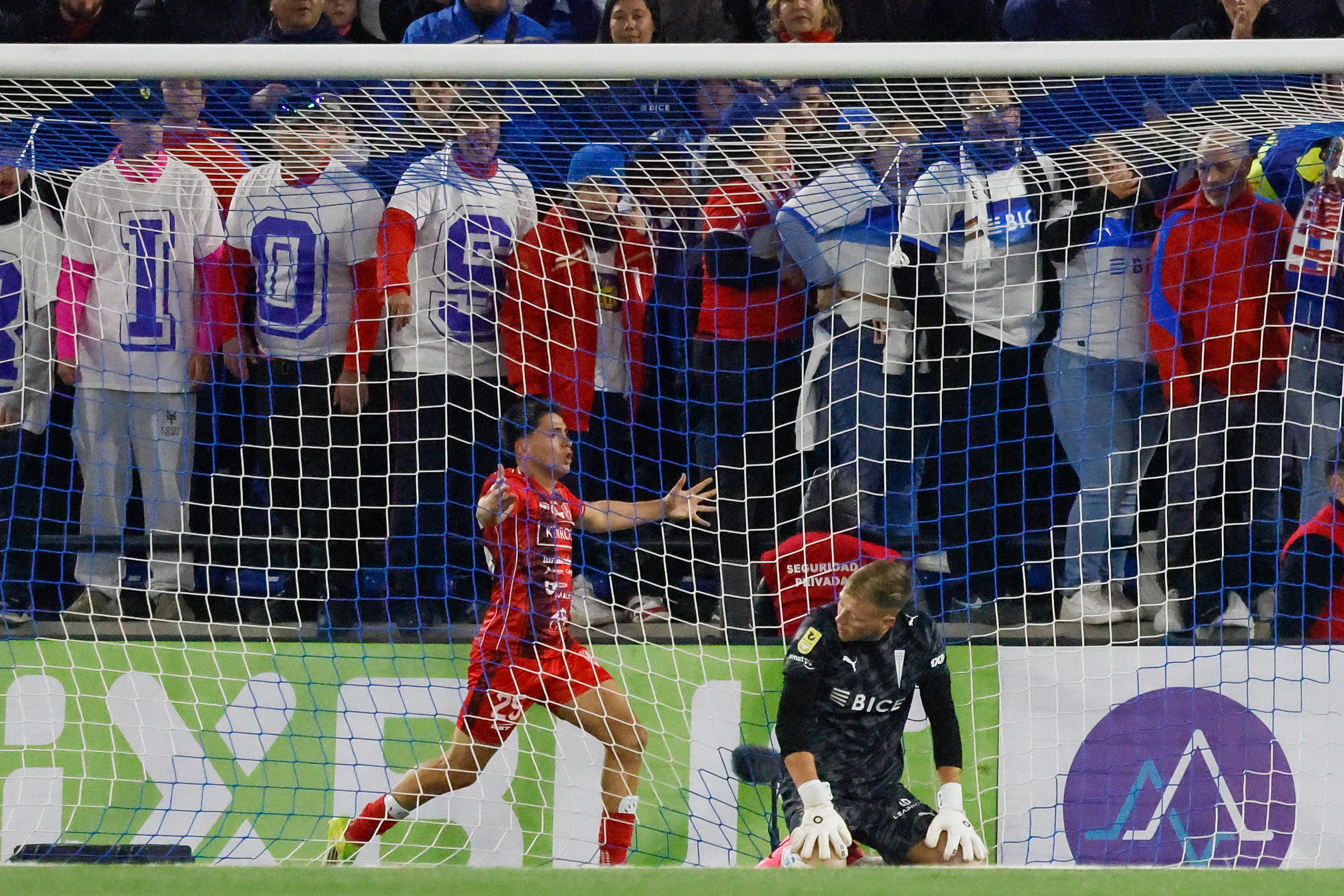 Fabián Tabilo celebra su afortunado golazo ante los Cruzados. (Andres Pina/Photosport).