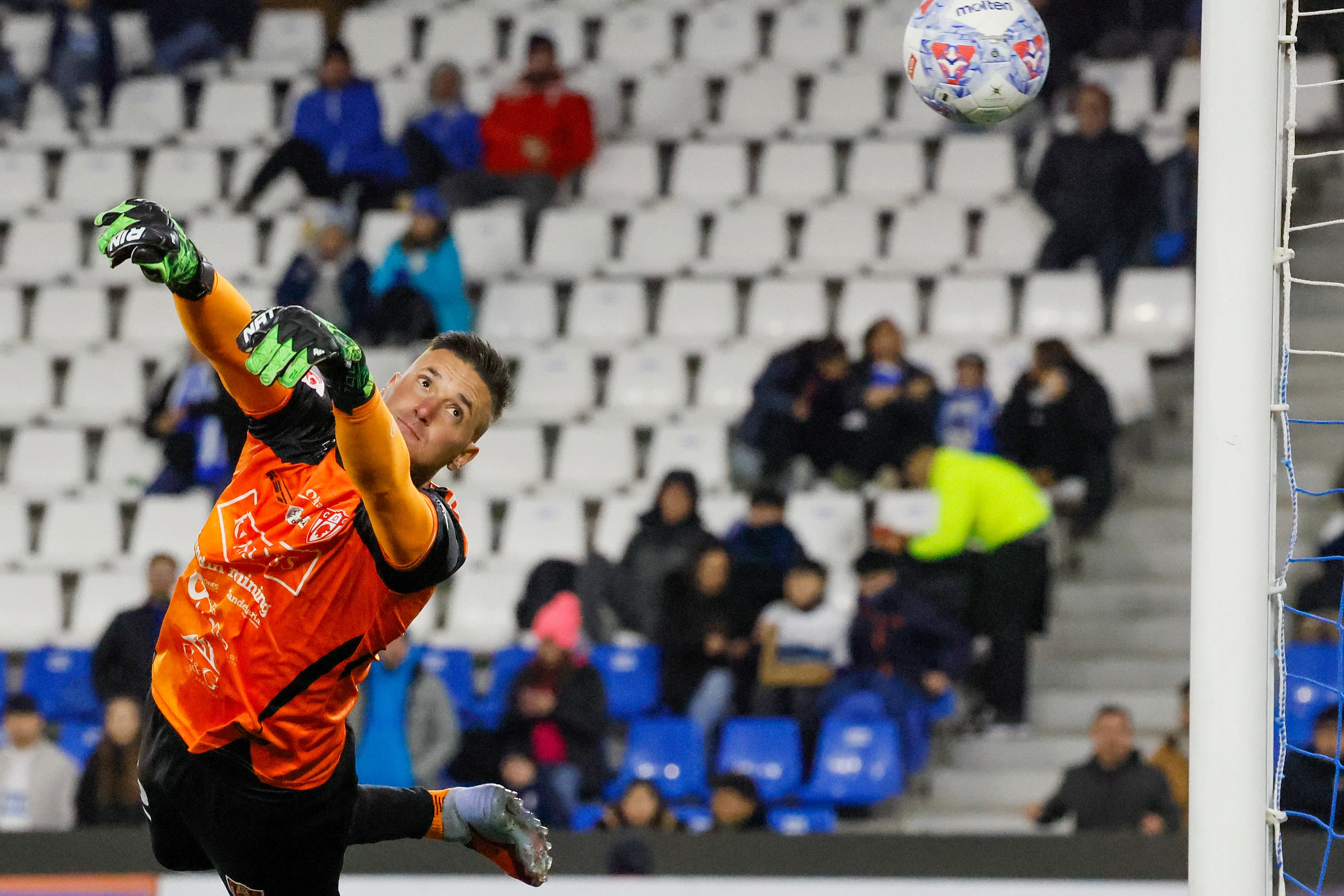 Nicolás Temperini fue incapaz de sacar el remate del cafetalero Valencia. (Andres Pina/Photosport).