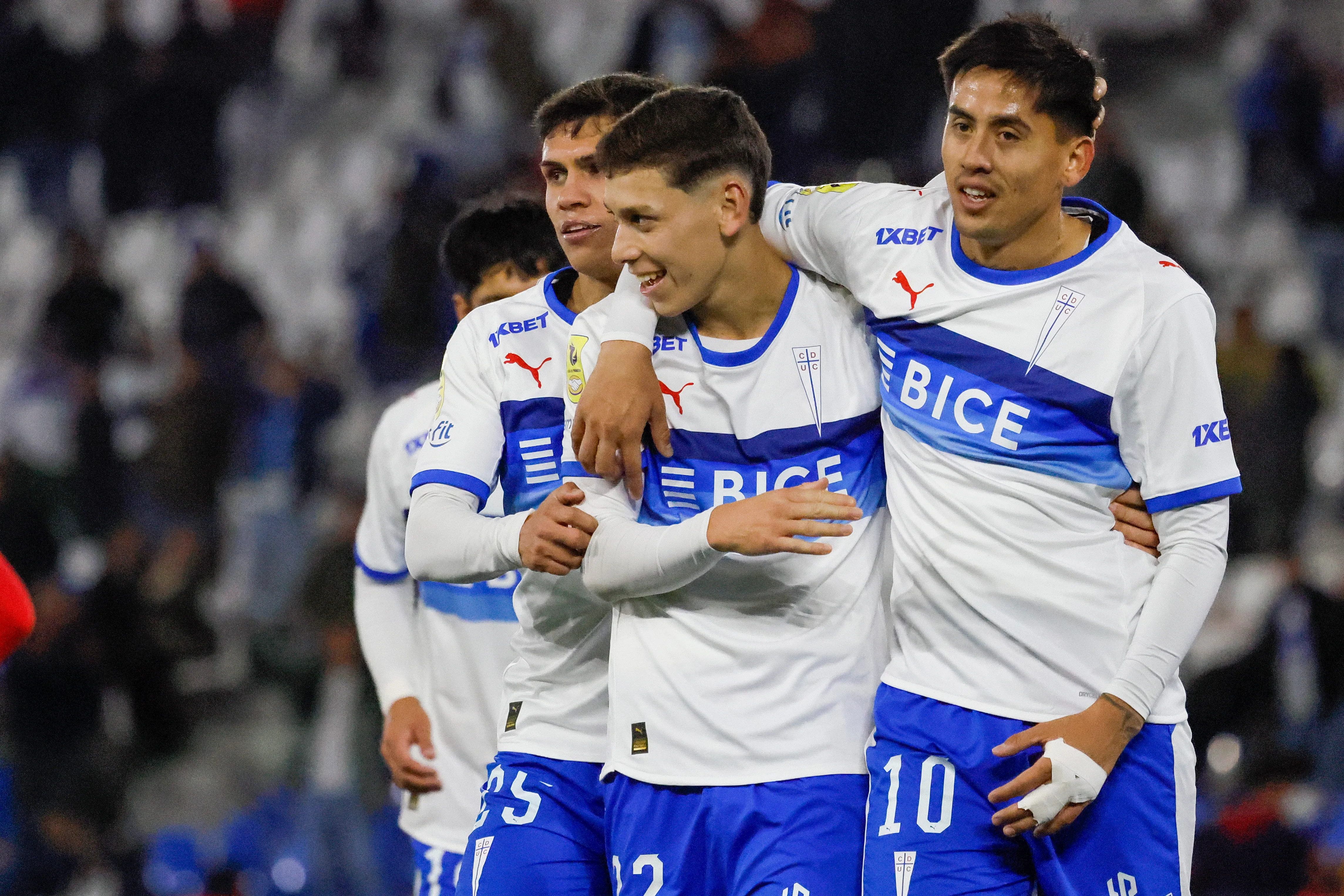 Martín Gómez fue arropado por sus compañeros tras su buen gol ante los copiapinos. (Andres Pina/Photosport).