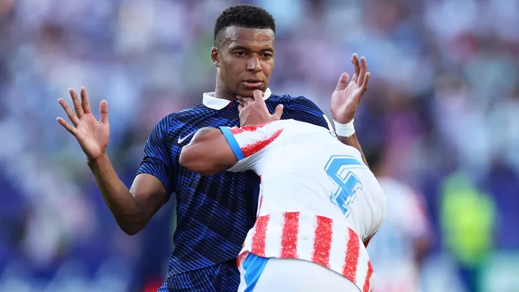 Francia y Paraguay jugaron un partido muy caliente.