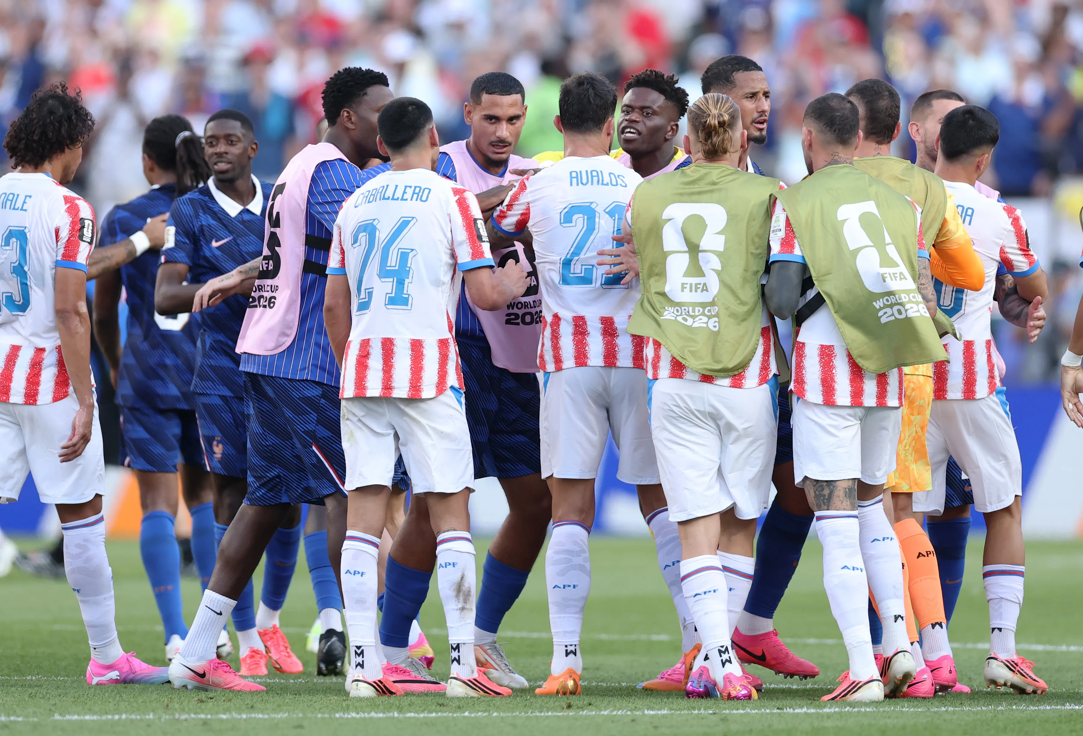 Muchas peleas se produjeron en el partido de Francia y Paraguay. (Photo by Justin Setterfield/Getty Images)