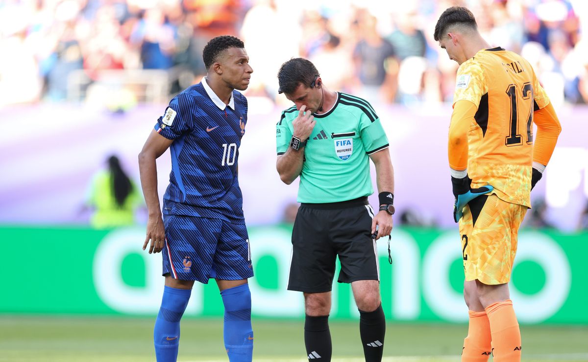 Javier Castrilli reaparece para la polémica y demuele al árbitro de Francia vs Paraguay: “Escándalo total”