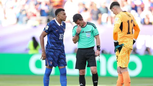 Ilgiz Tantashev tuvo un polémico cometido en el partido entre Francia y Paraguay.