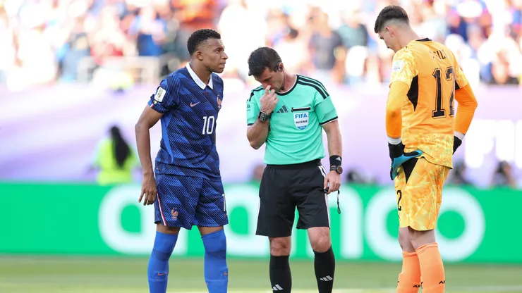 Ilgiz Tantashev tuvo un polémico cometido en el partido entre Francia y Paraguay.