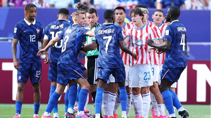 Franceses y paraguayos jugaron un duro partido en el Mundial.