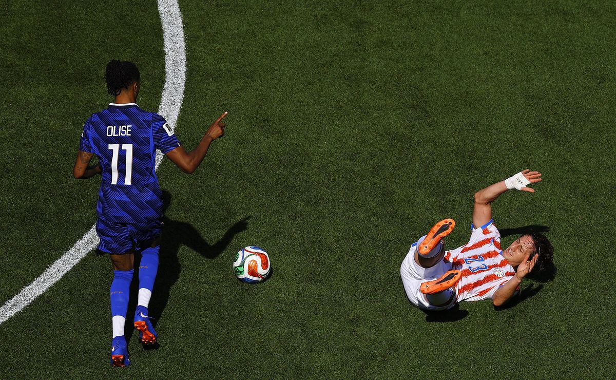 “Nosotros también jugamos sucio”: la polémica jugada entre Francia y Paaraguay que divide aguas en el fútbol