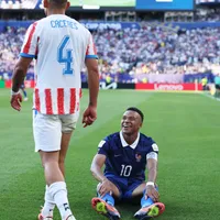 ¿Mbappé y un besito con jugador guaraní?: "Y, bueno, ya que estamos"