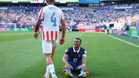 Mbappé y Cáceres: la pareja de la tarde en Filadelfia.