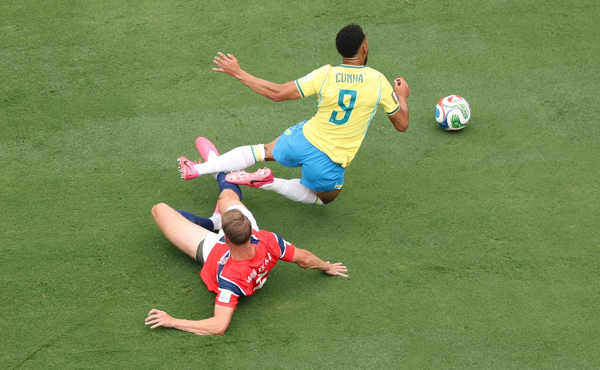 Vibrante inicio de Brasil-Noruega: gol anulado y arquero ataja un penal tras revisión en el VAR