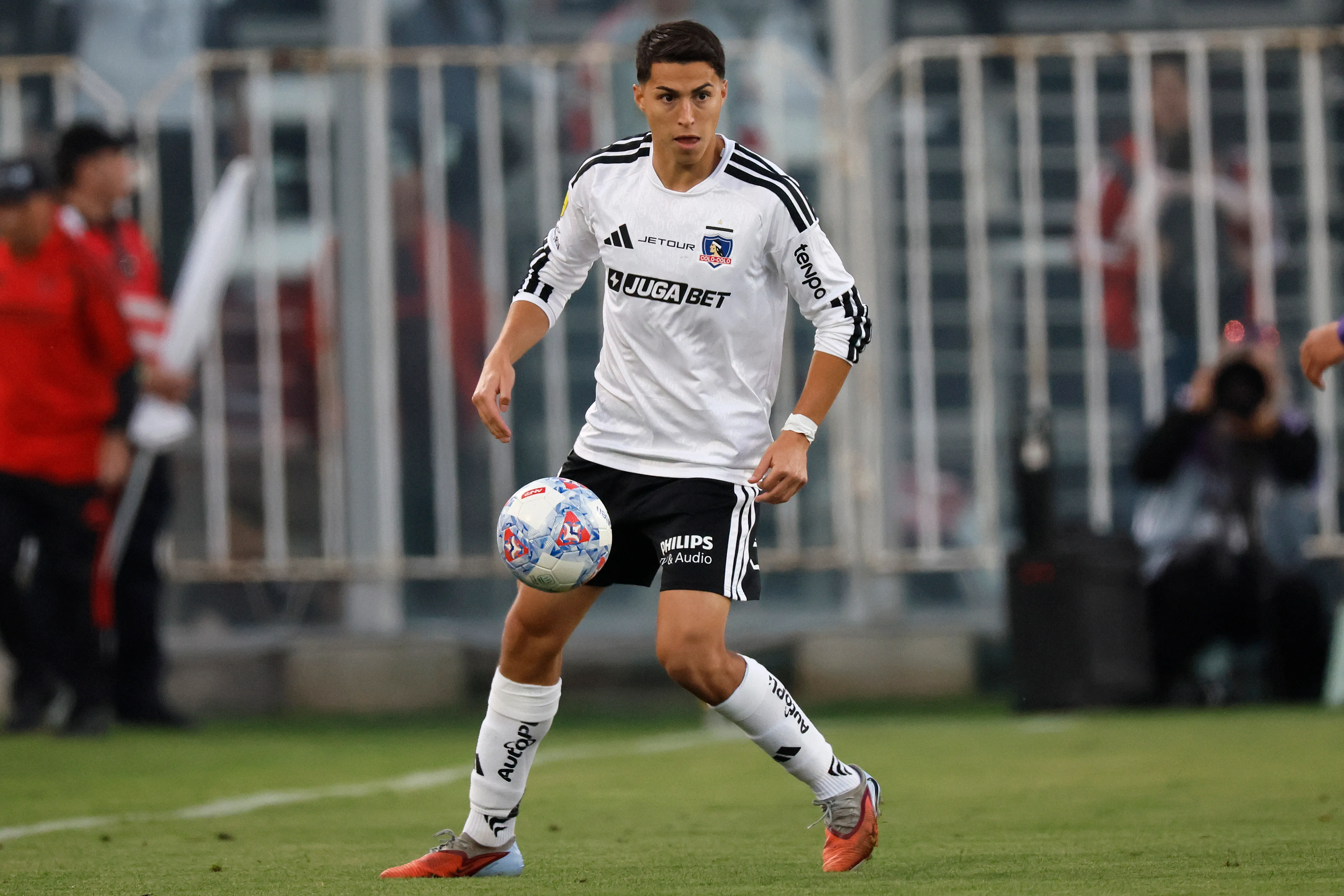 Jonathan Villagra en acción por Colo Colo, donde ha sido un bastión en 2026. (Andres Pina/Photosport).