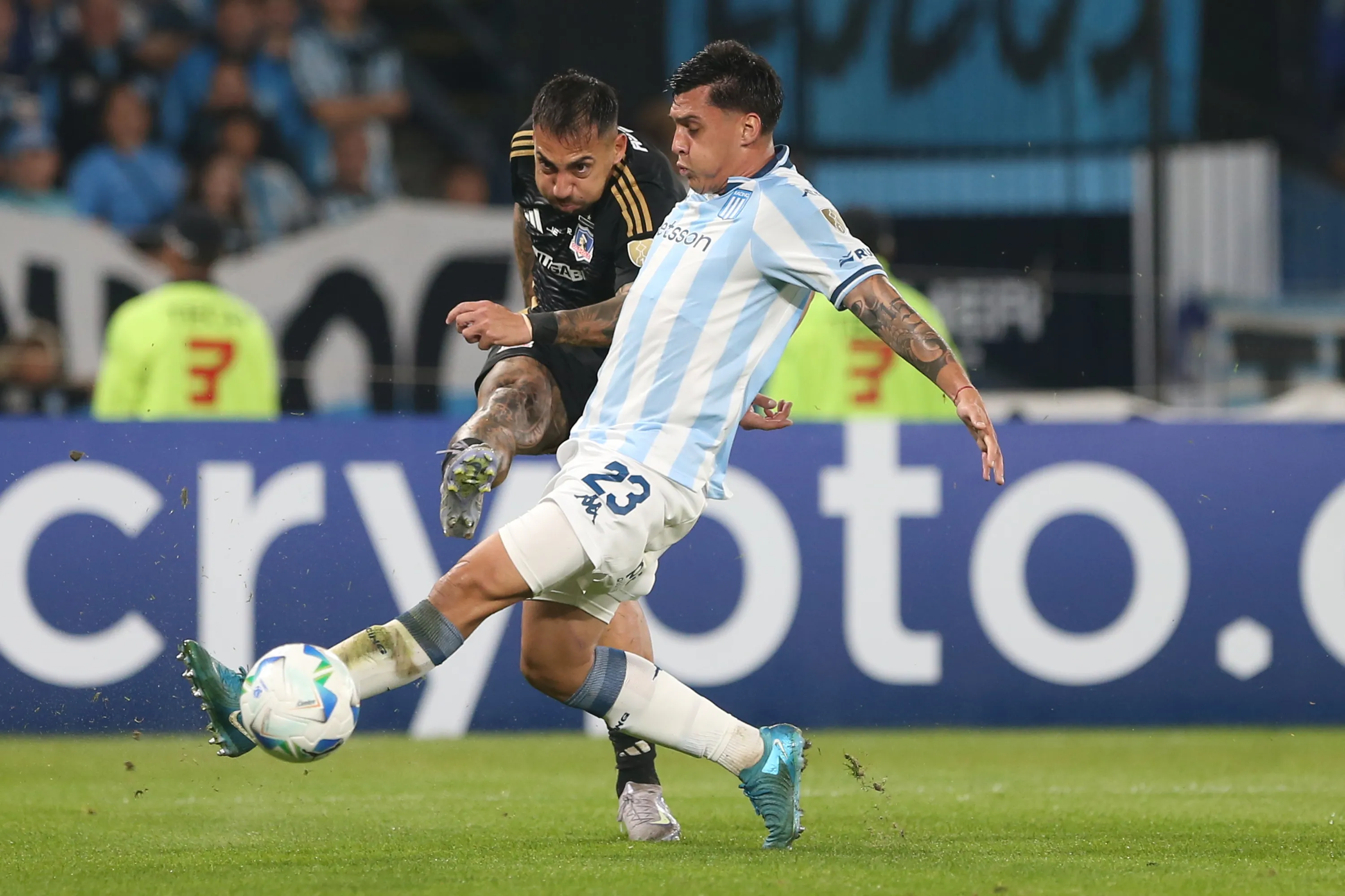 Nazareno Colombo marca a Javier Correa en la Copa Libertadores. (Daniel Jayo/Getty Images).