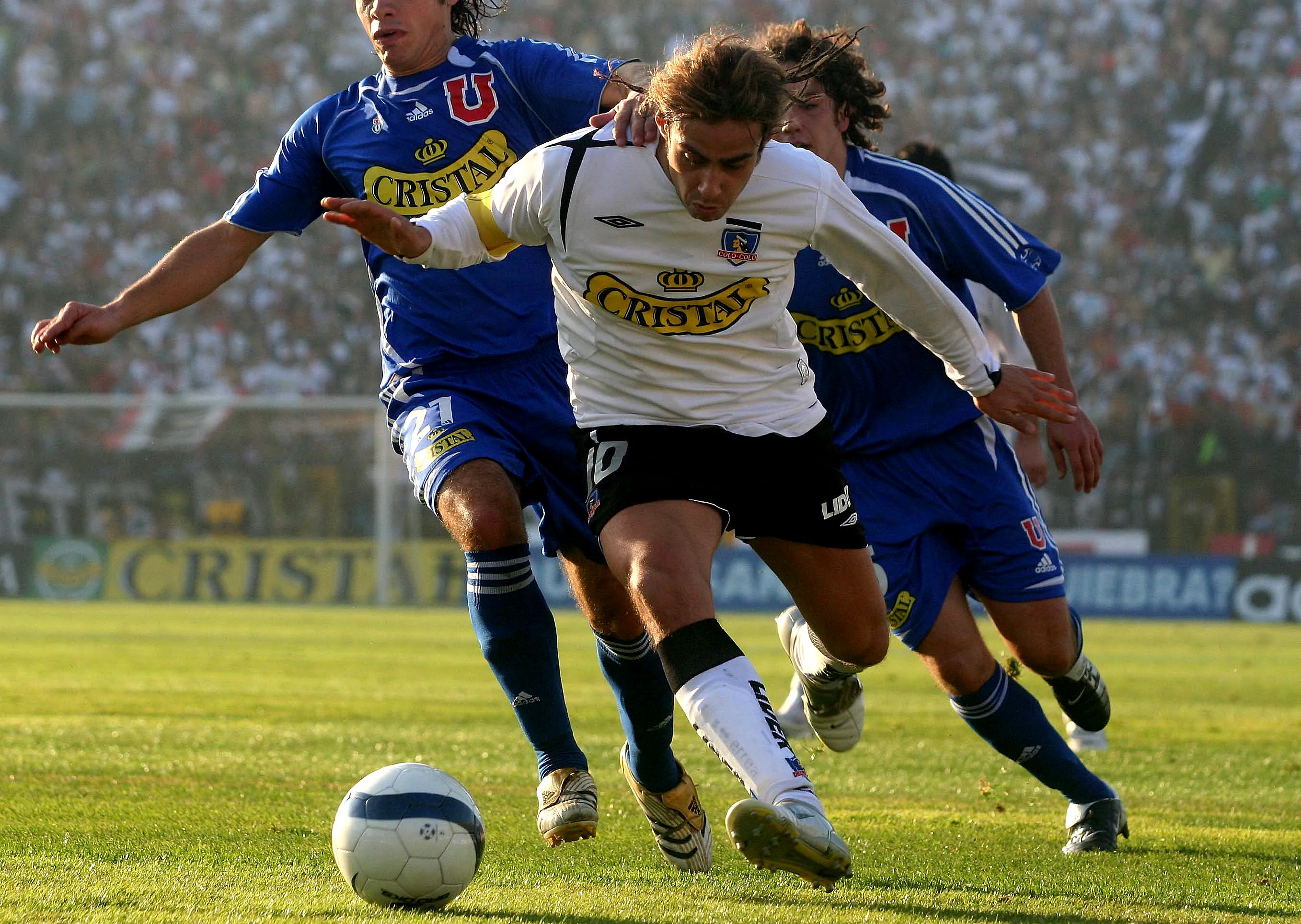 Jorge Valdivia, hermanastro de Hugo Bravo, en acción ante Universidad de Chile. (CLAUDIO DIAZ/PHOTOSPORT).
