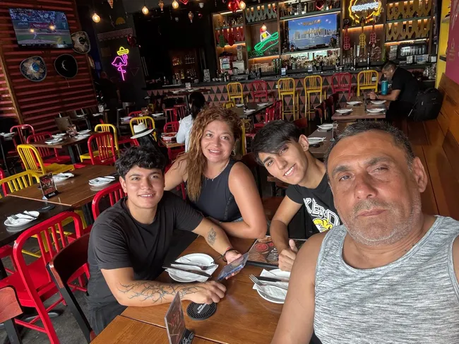 Hugo Bravo junto a su esposa Carol y sus hijos, Franco y Hugo. (Cedida).