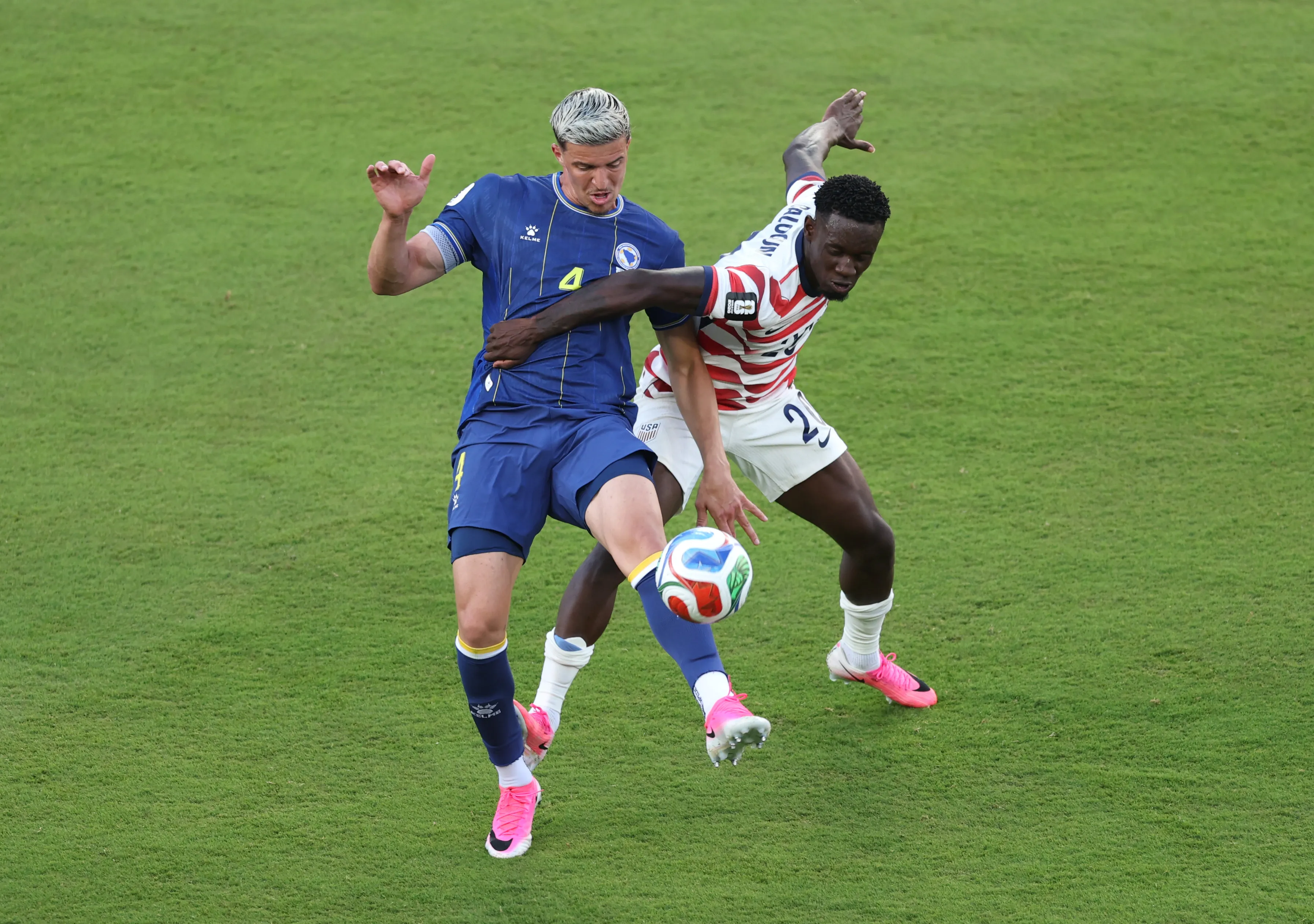 Foralin Balogun fue expulsado por este planchazo, pero la FIFA se la quitó para que juegue el Mundial con Estados Unidos gracias a Donald Trump. Foto: Getty Images.
