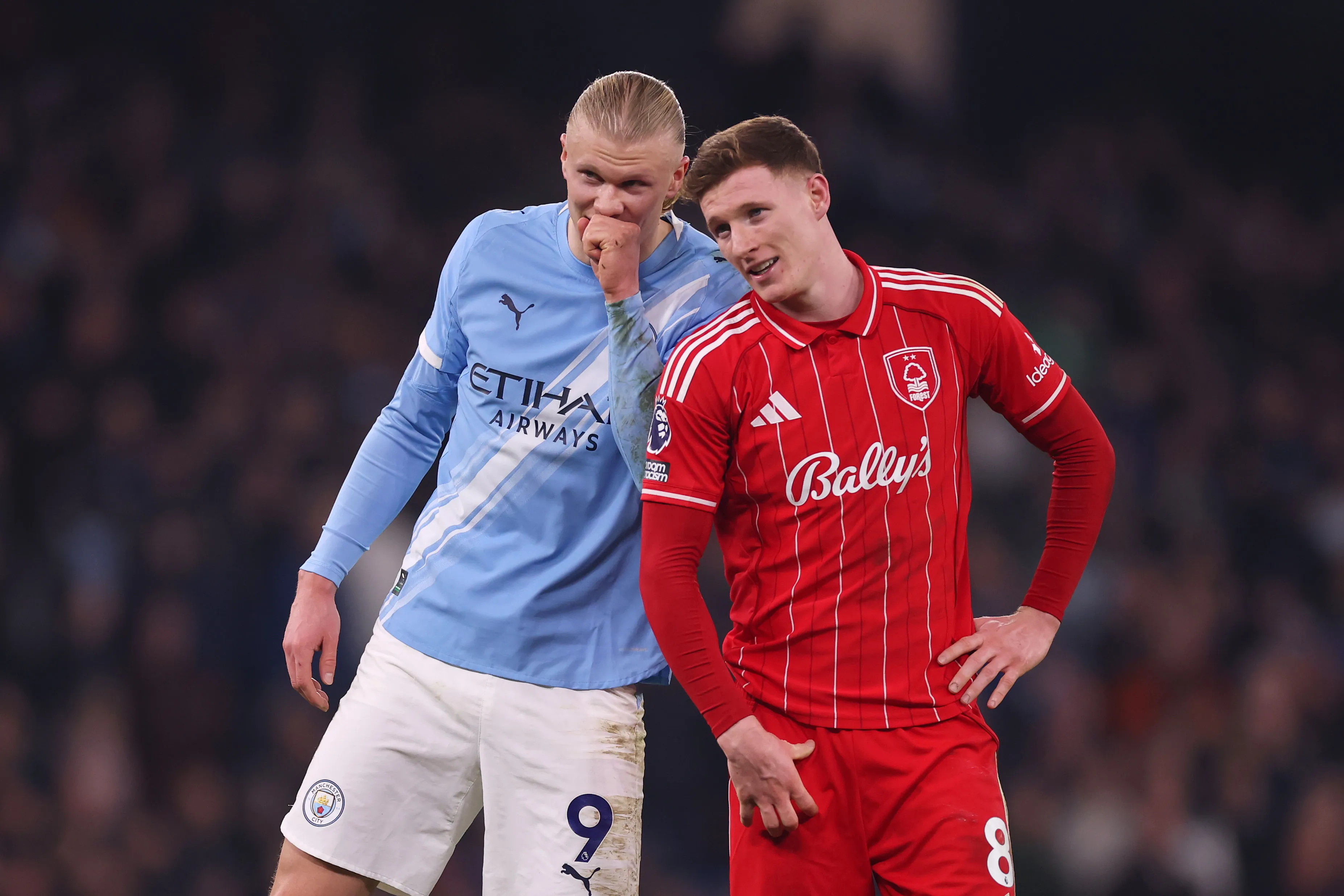 Erling Haaland y Elliot Anderson, dos que serán compañeros en el City. (Carl Recine/Getty Images).