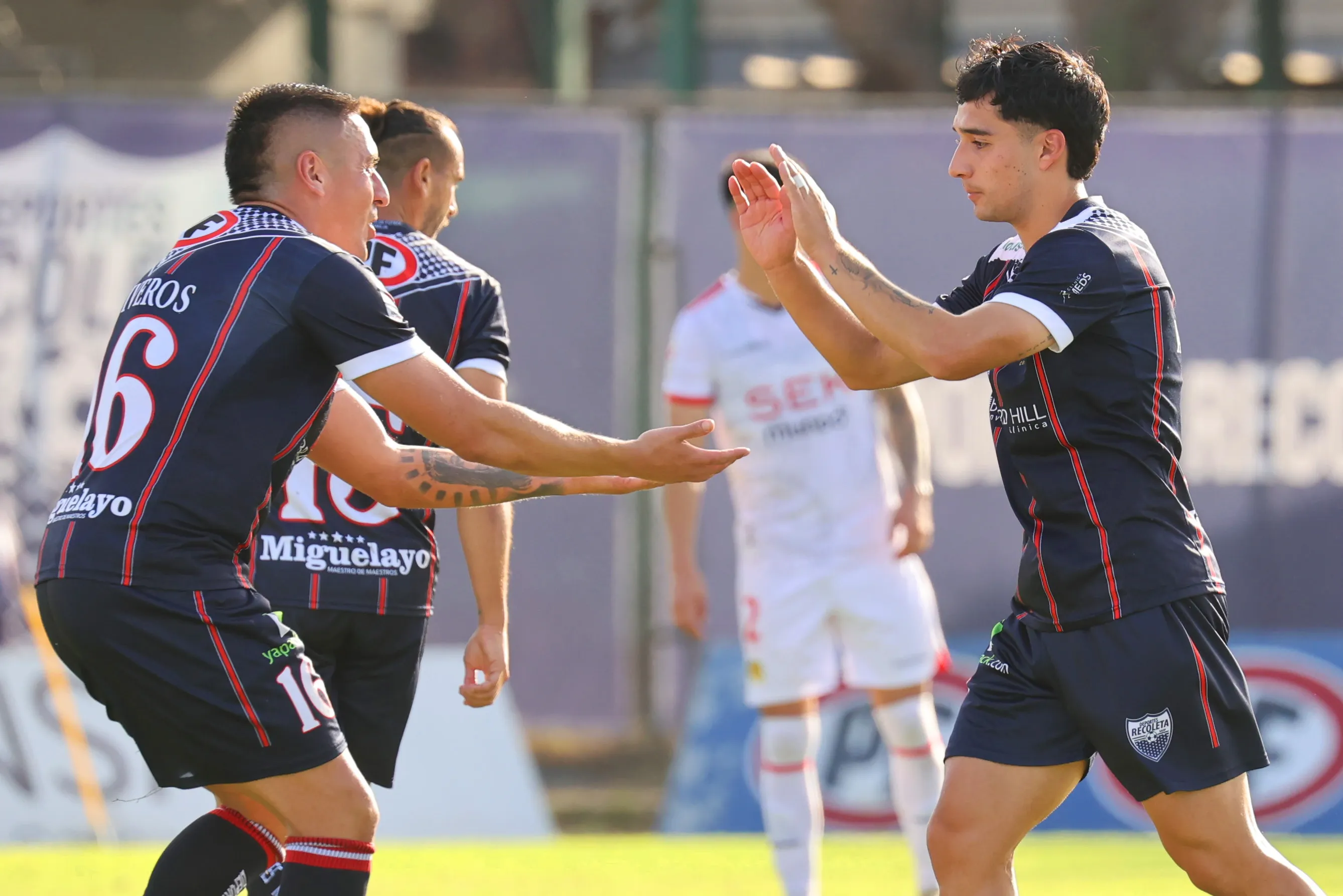 Brayams Viveros celebra junto a Branco Provoste, dos que serán titulares en Macul. (Dragomir Yankovic/Photosport).