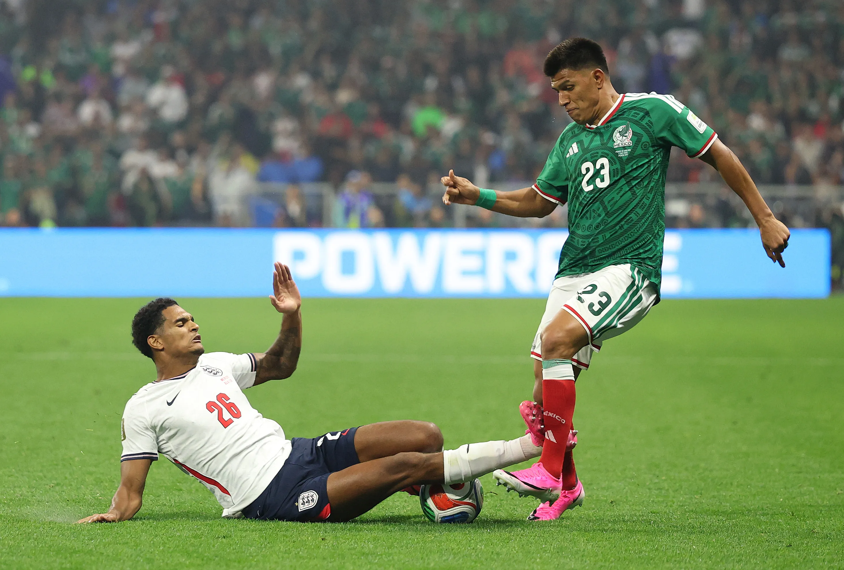Quansah hizo tremenda falta y se fue expulsado ante México | Getty Images