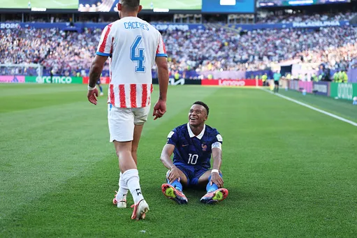 Kylian Mbappe fue el principal objetivo de los paraguayos durante el partido – Getty