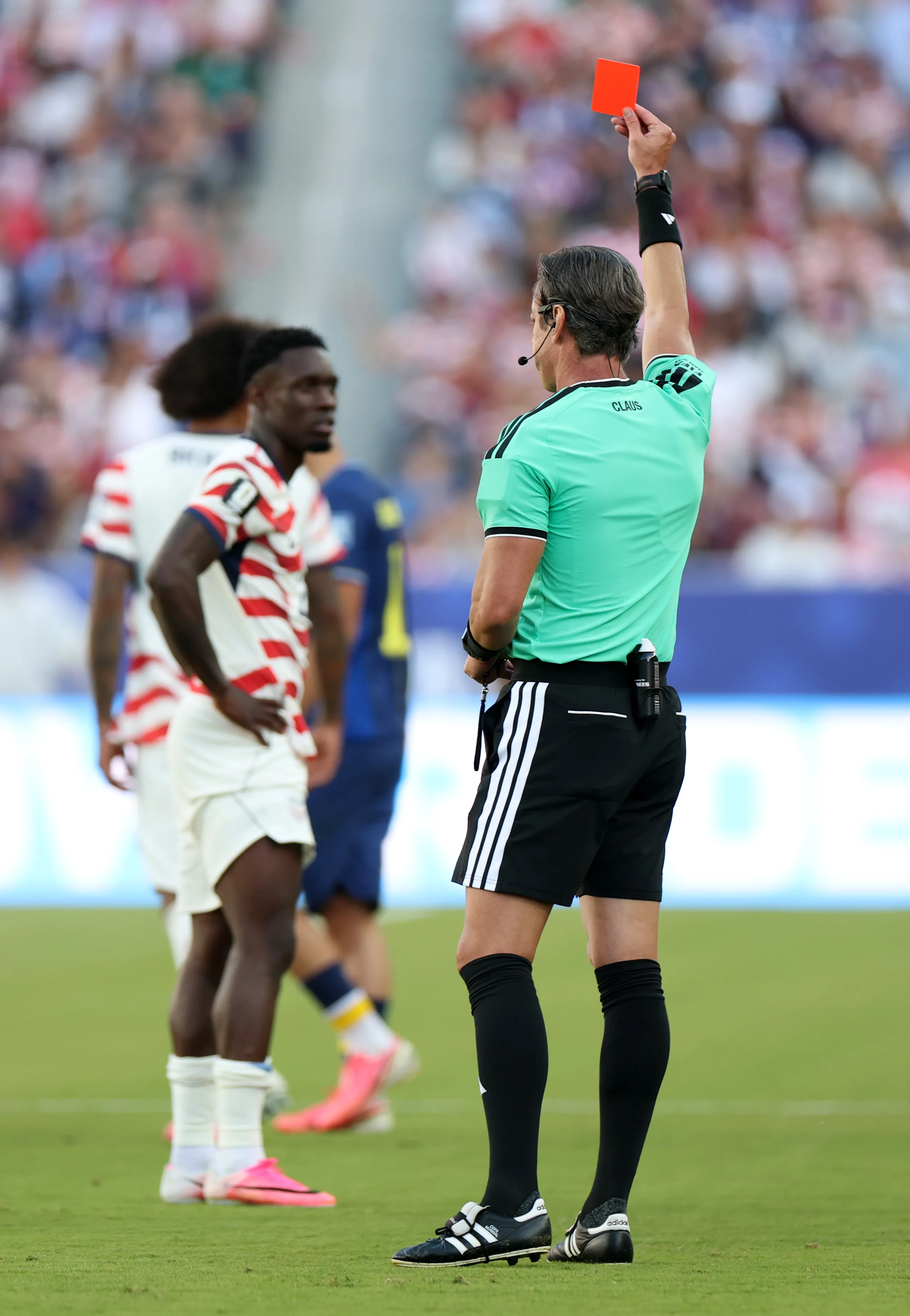 La jugada que marcó a Raphael Claus: tras la roja a Balogun, intervino Trump y lo acusó de “cobros sospechoso” (Photo by Charlotte Wilson/Getty Images)