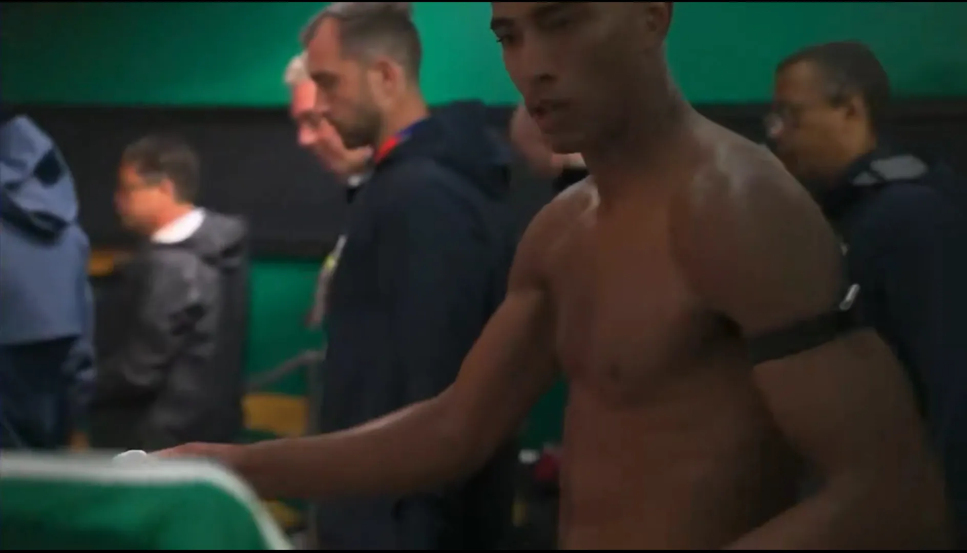 Jude Bellingham le obsequió su camiseta a Gilberto Mora. (Captura ESPN).