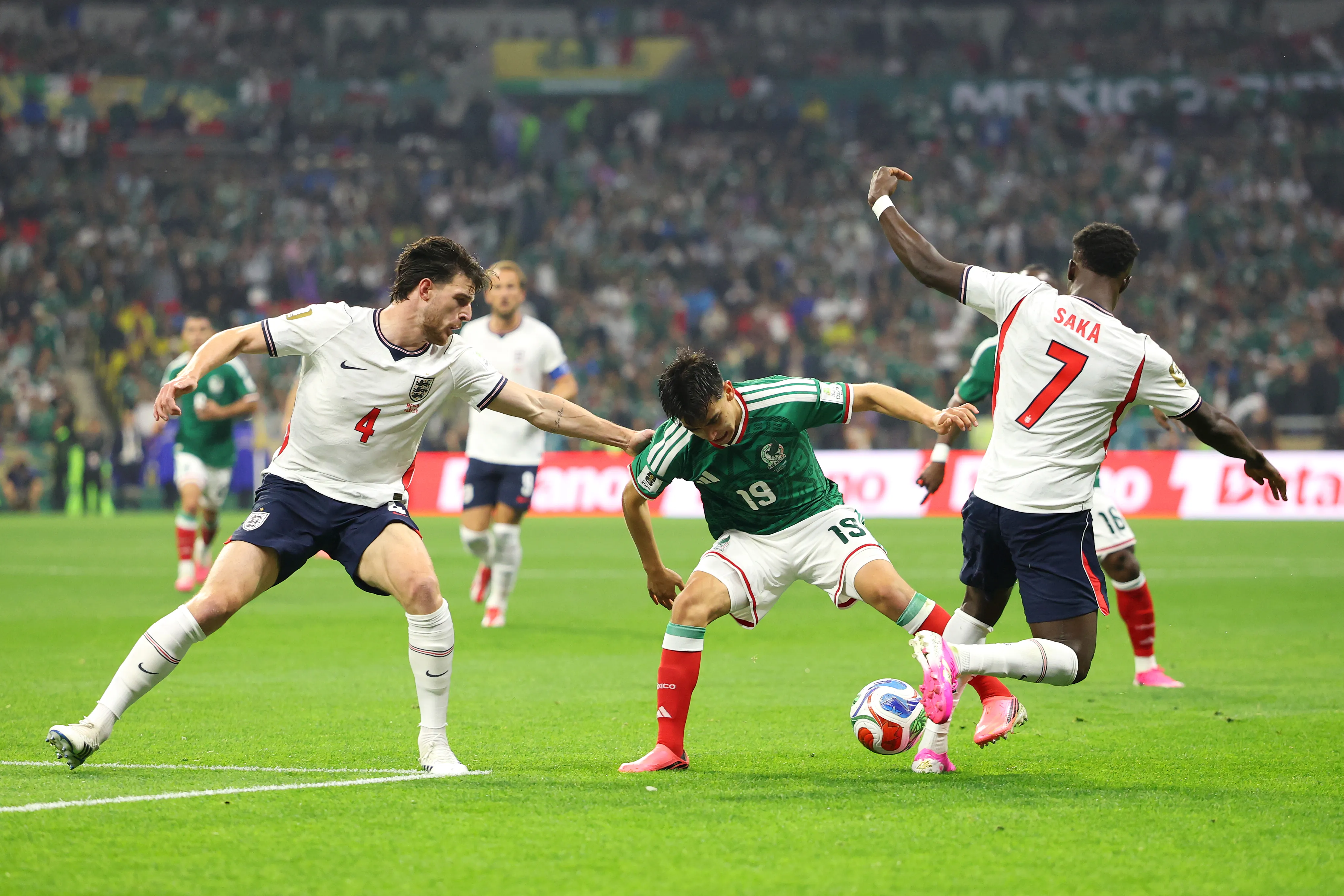 Gilberto Mora intenta pasar ante dos marcas: Bukayo Saka y Declan Rice, ambos del Arsenal. (Charlotte Wilson/Getty Images).