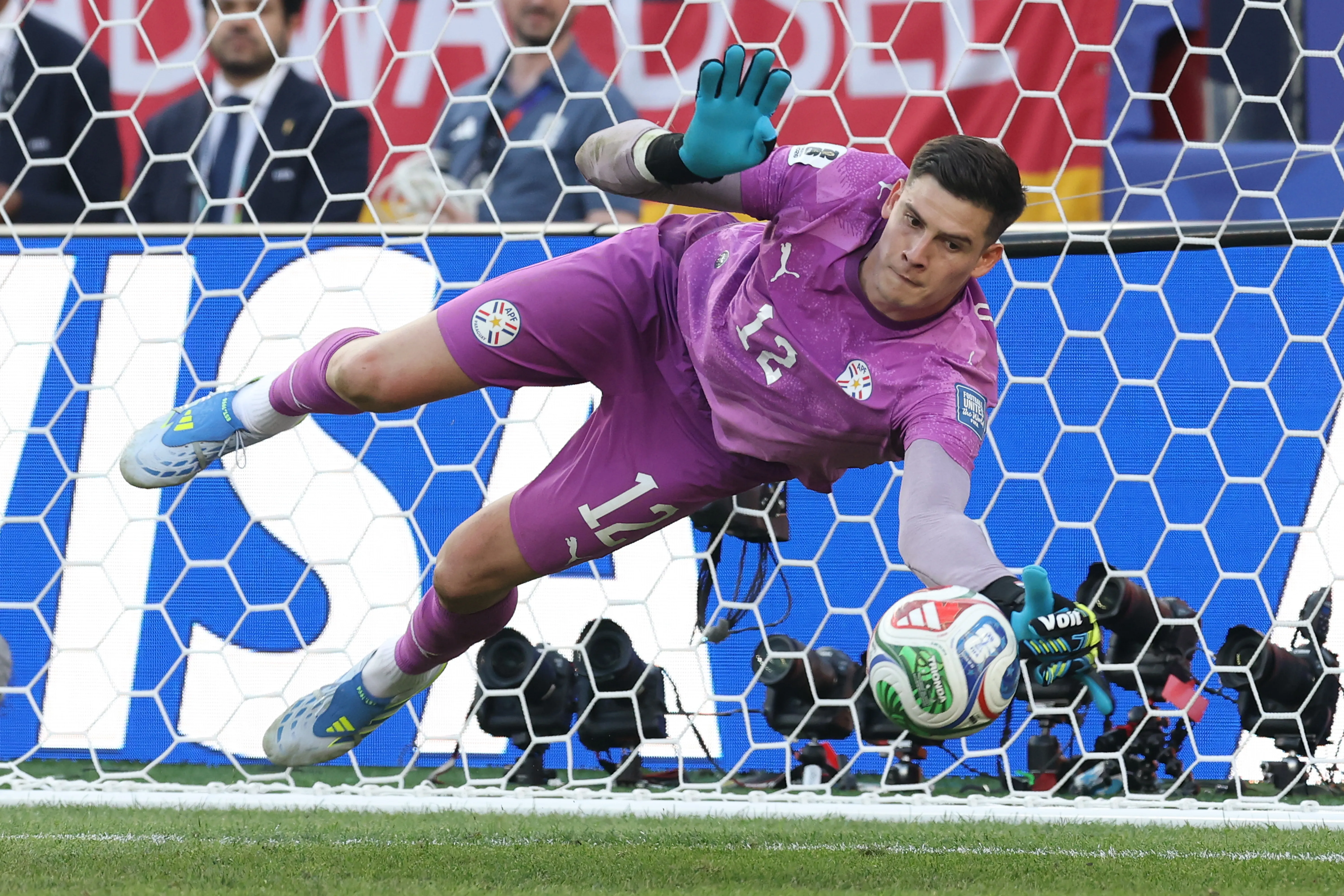 El penal que Gill le tapó a Woltemade. (Alexander Hassenstein/Getty Images).