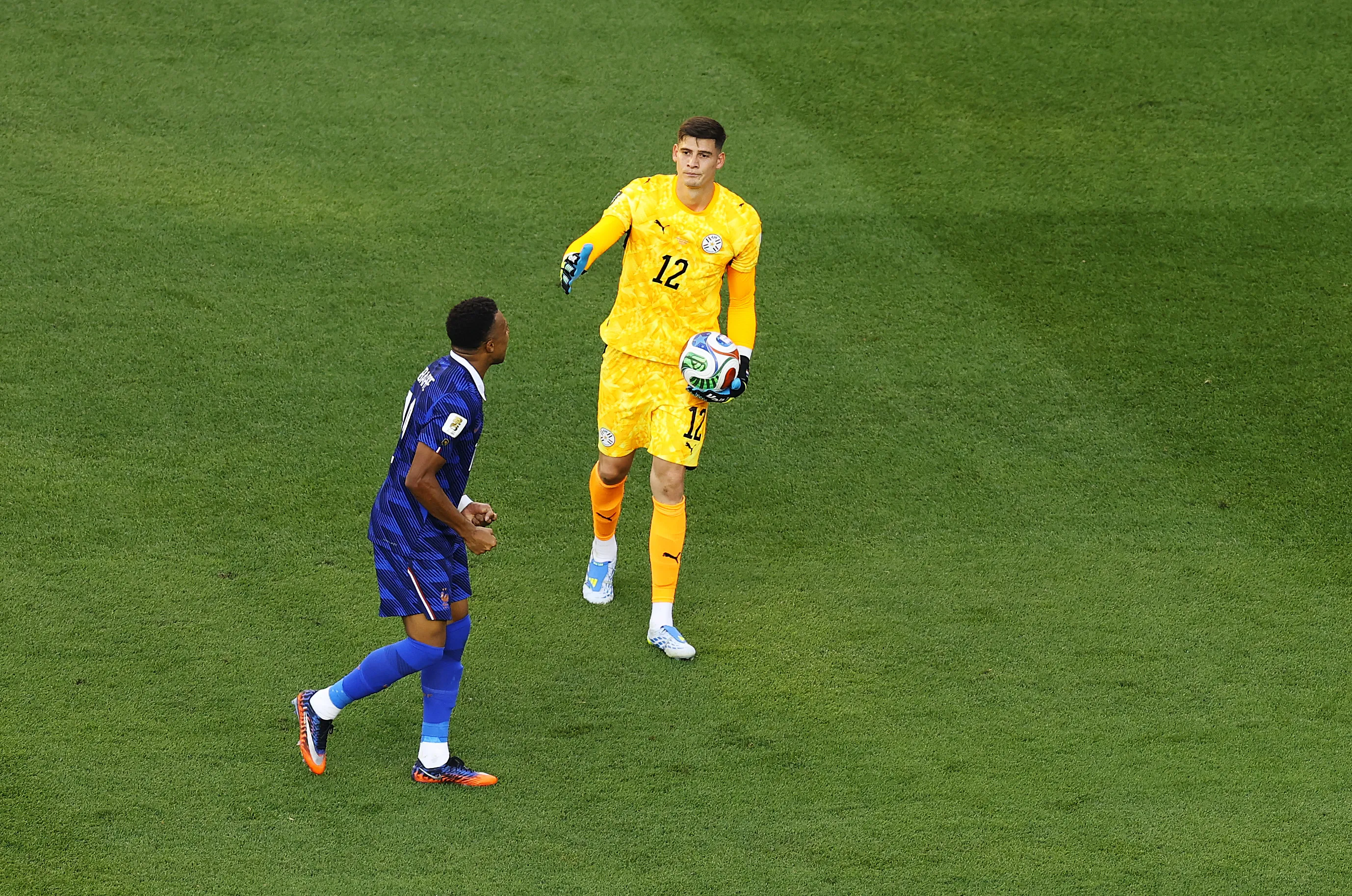 Orlando Gill tuvo un encontrón con Kylian Mbappé en el duelo entre Paraguay vs Francia. (Al Bello/Getty Images).