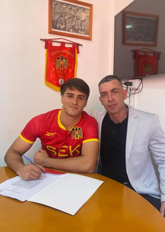 Franco Ratotti junto a Matías di Leo en la firma de su primer contrato en Unión Española. (Captura Instagram).