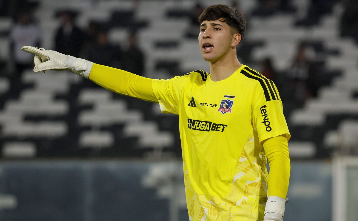 ¿Llega otro arquero a Colo Colo? Las fallas de Maureira recuerdan el pedido de Fernando Ortiz