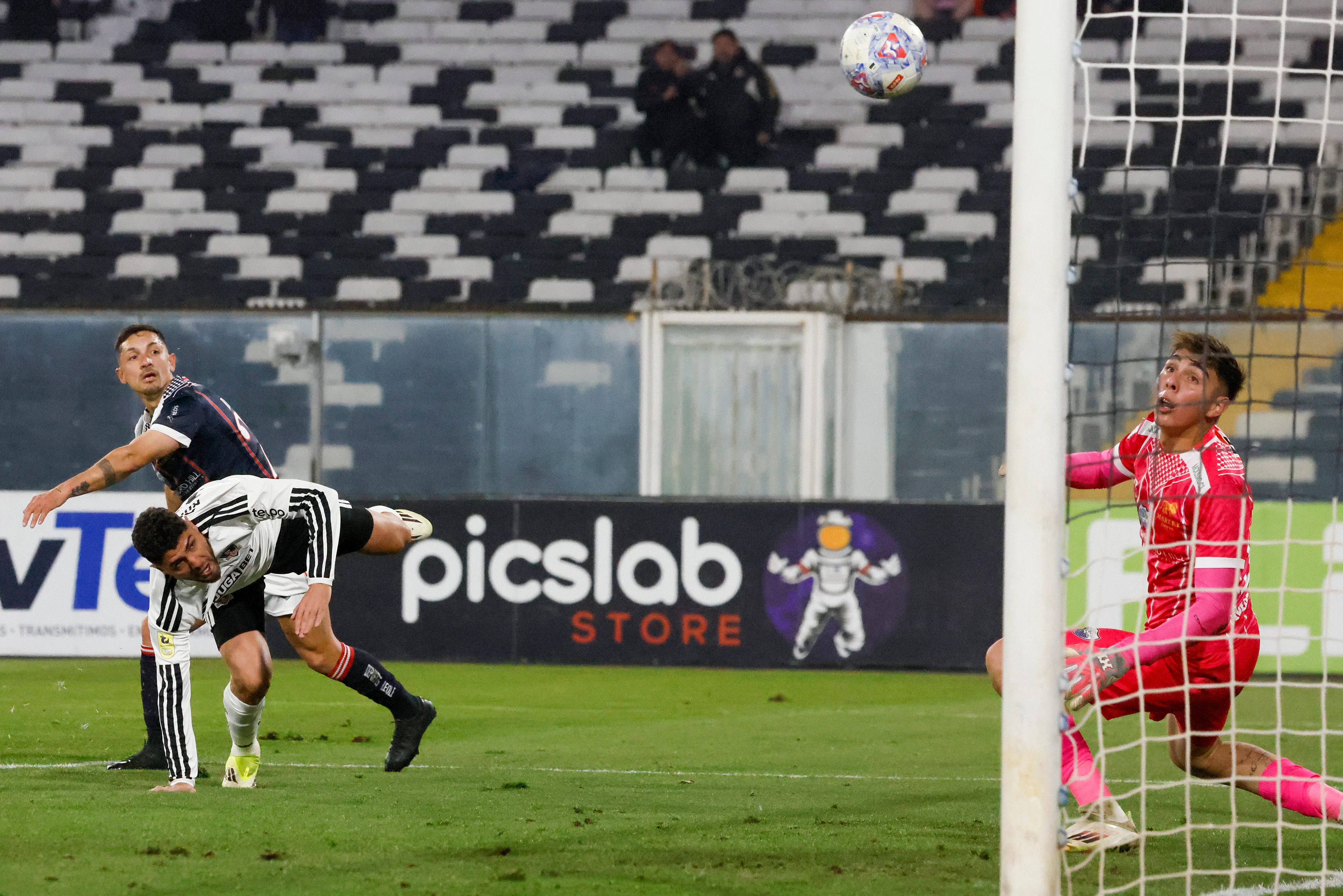 Jaime Vargas tuvo un buen partido ante los albos, pero no pudo hacer nada con este cabezazo de Maxi Romero. (Andres Pina/Photosport).